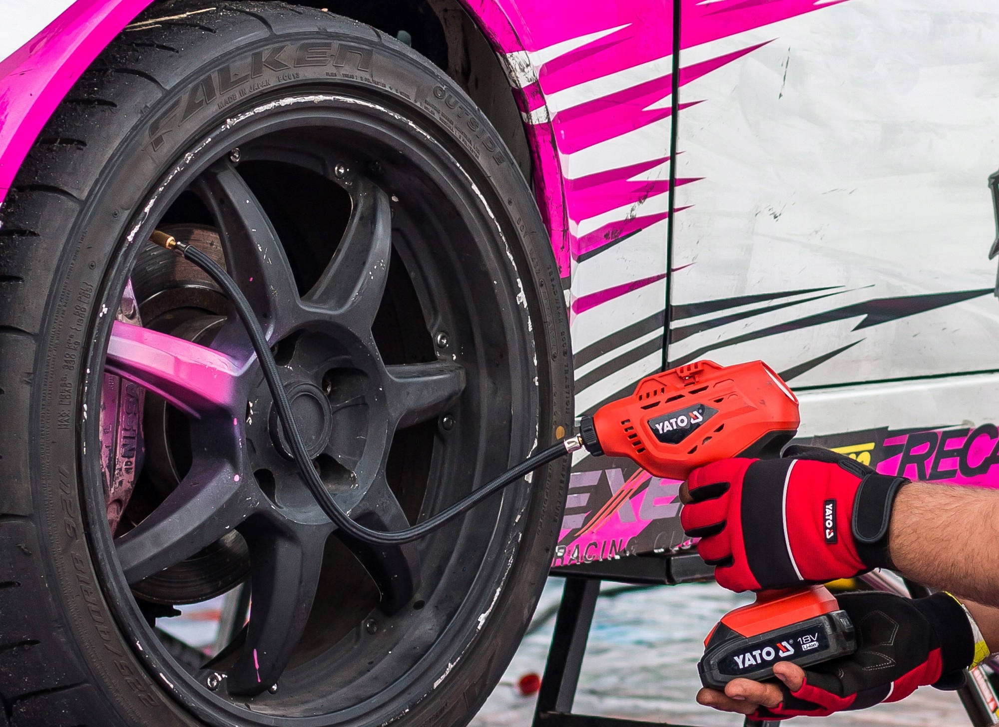 PISTOLET DO POMPOWANIA 18V 2,0AH+ŁAD Waga produktu z opakowaniem jednostkowym 2 kg