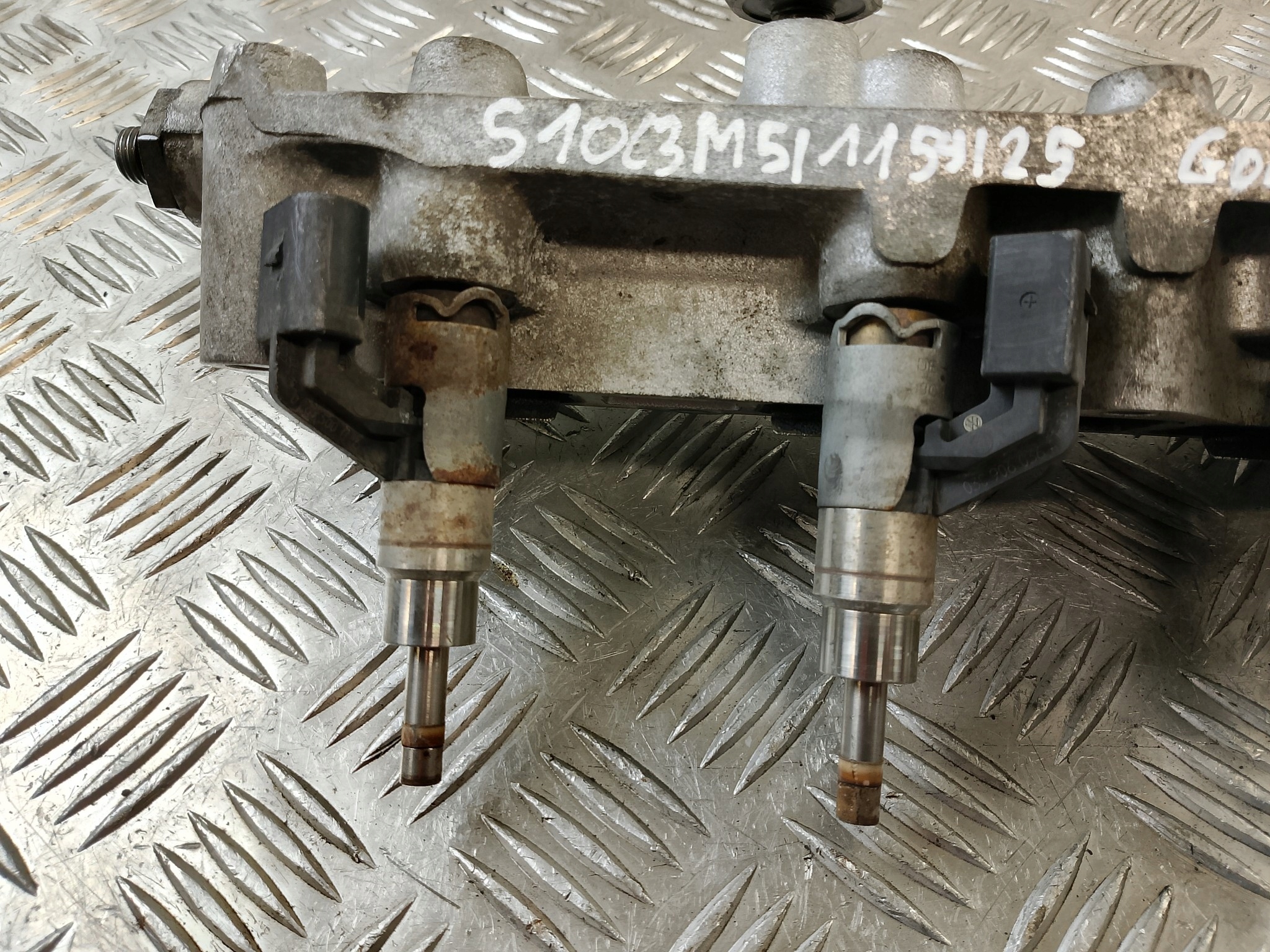 Saugrohr Unterteil + Einspritzdüse VW GOLF V 5 1.6 B 03C 133 204 AA