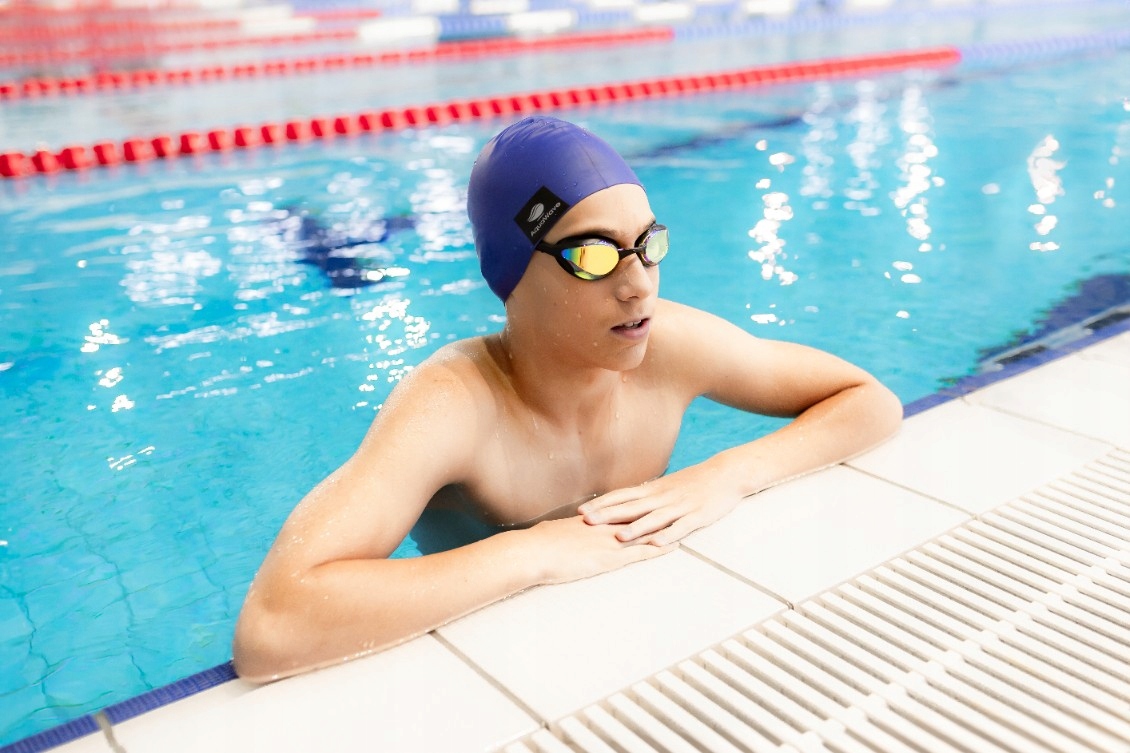 AQUAWAVE CZEPEK PŁYWACKI DLA DOROSŁYCH NA BASEN SILIKONOWY PRIMECAP Kolor dominujący niebieski