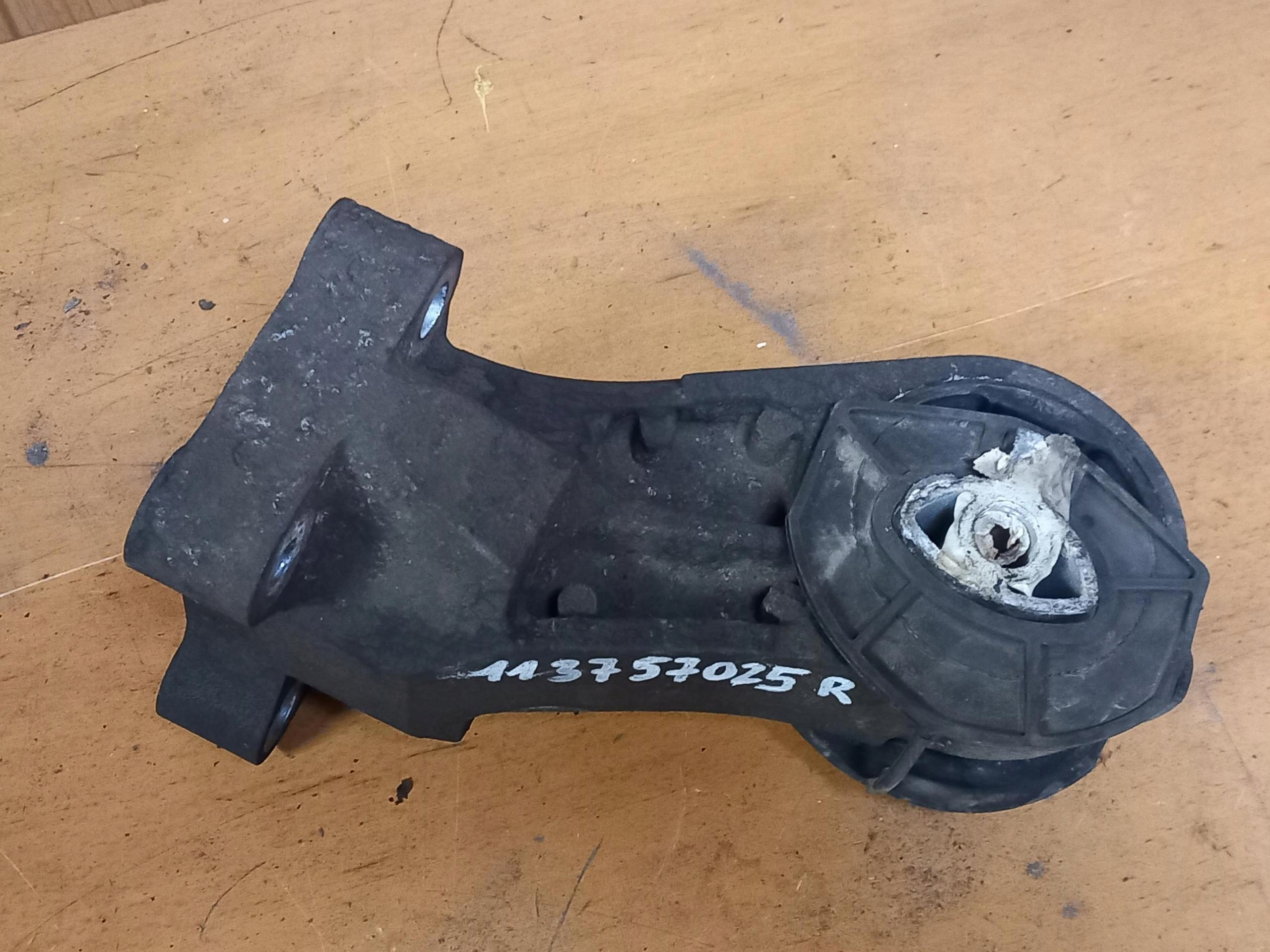 holder engine mount right RENAULT MASTER III 2.3 DCI 113757025R
