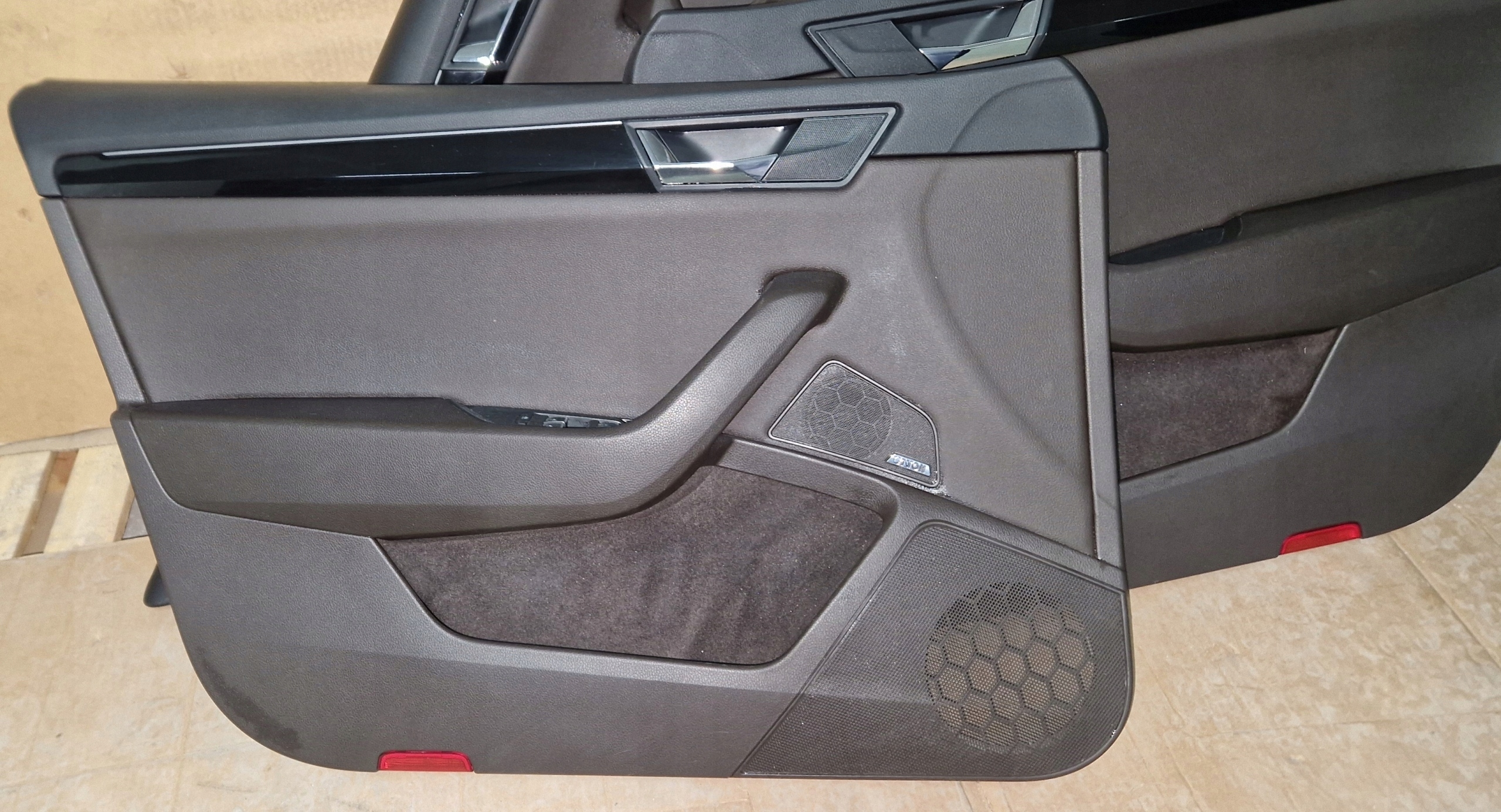 side SKODA SUPERB III KOMBI CANTON LED BRAZOWE