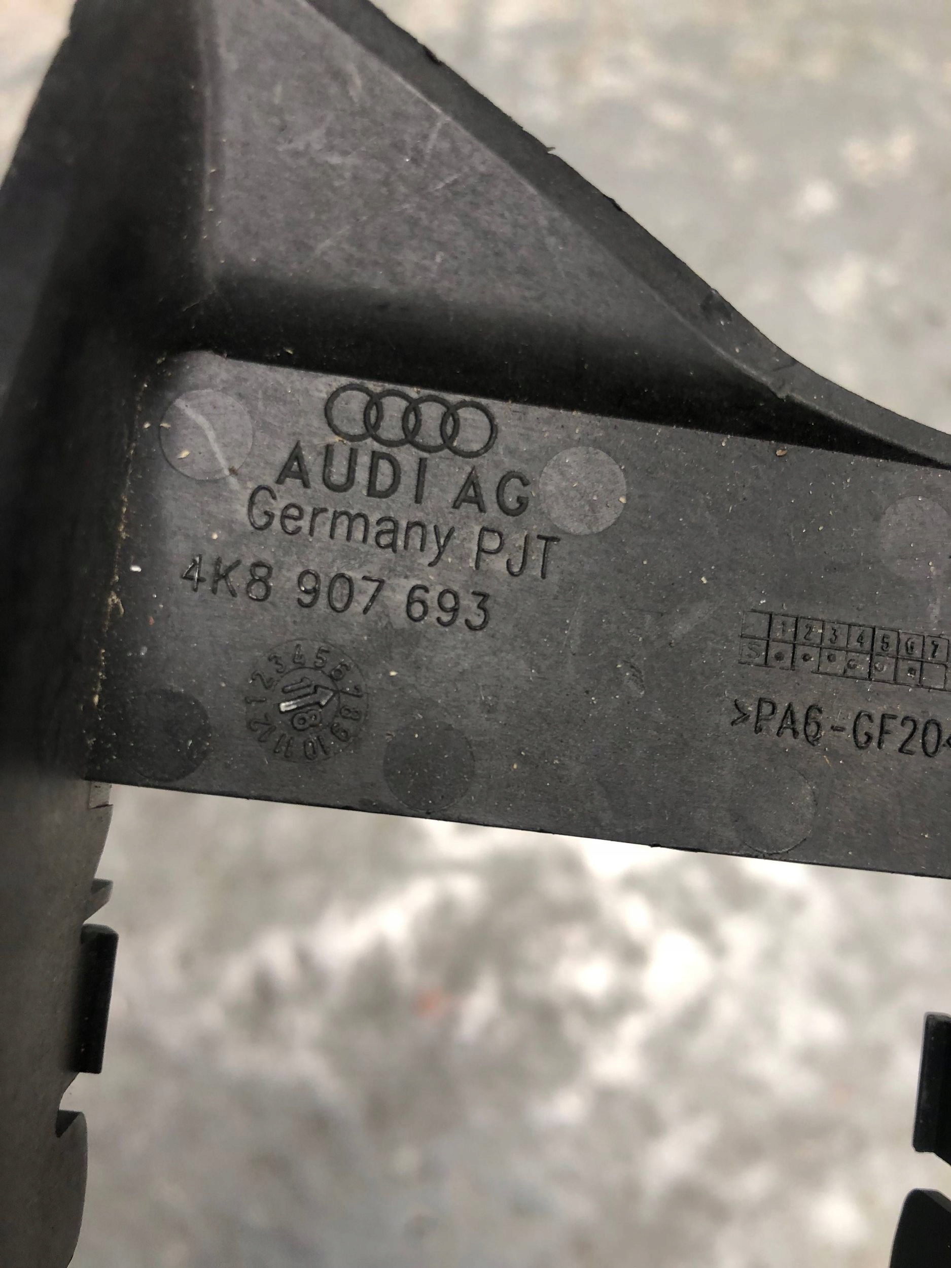 console holder MODULU left rear part AUDI A7 4K8 4K8907693