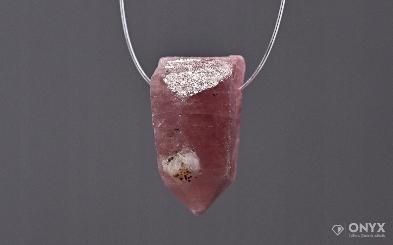 Rubín provrtaný přírodní křišťál 13x9 mm