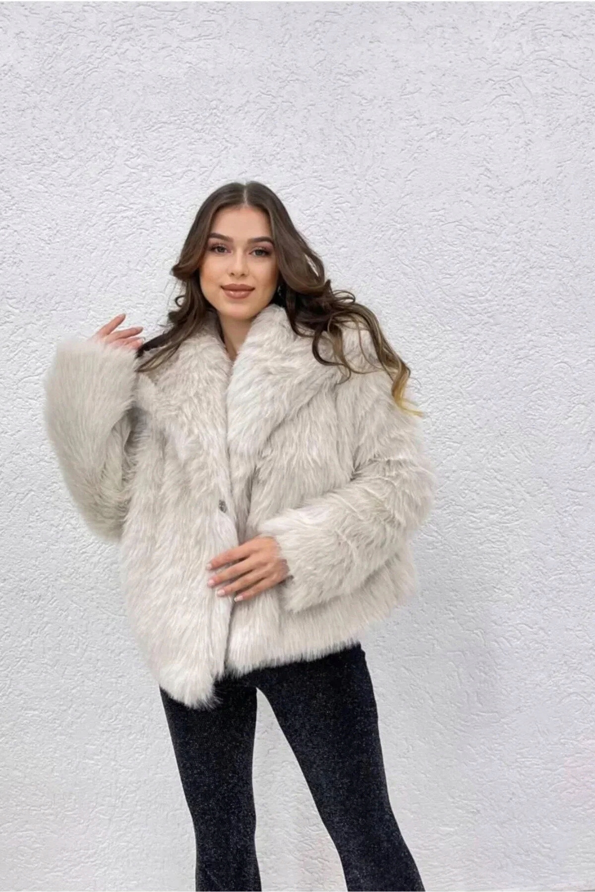 Dámská Kožešinová Bunda Krátká Béžová Se Zapínáním Na Knoflíky, Velikost 5HA