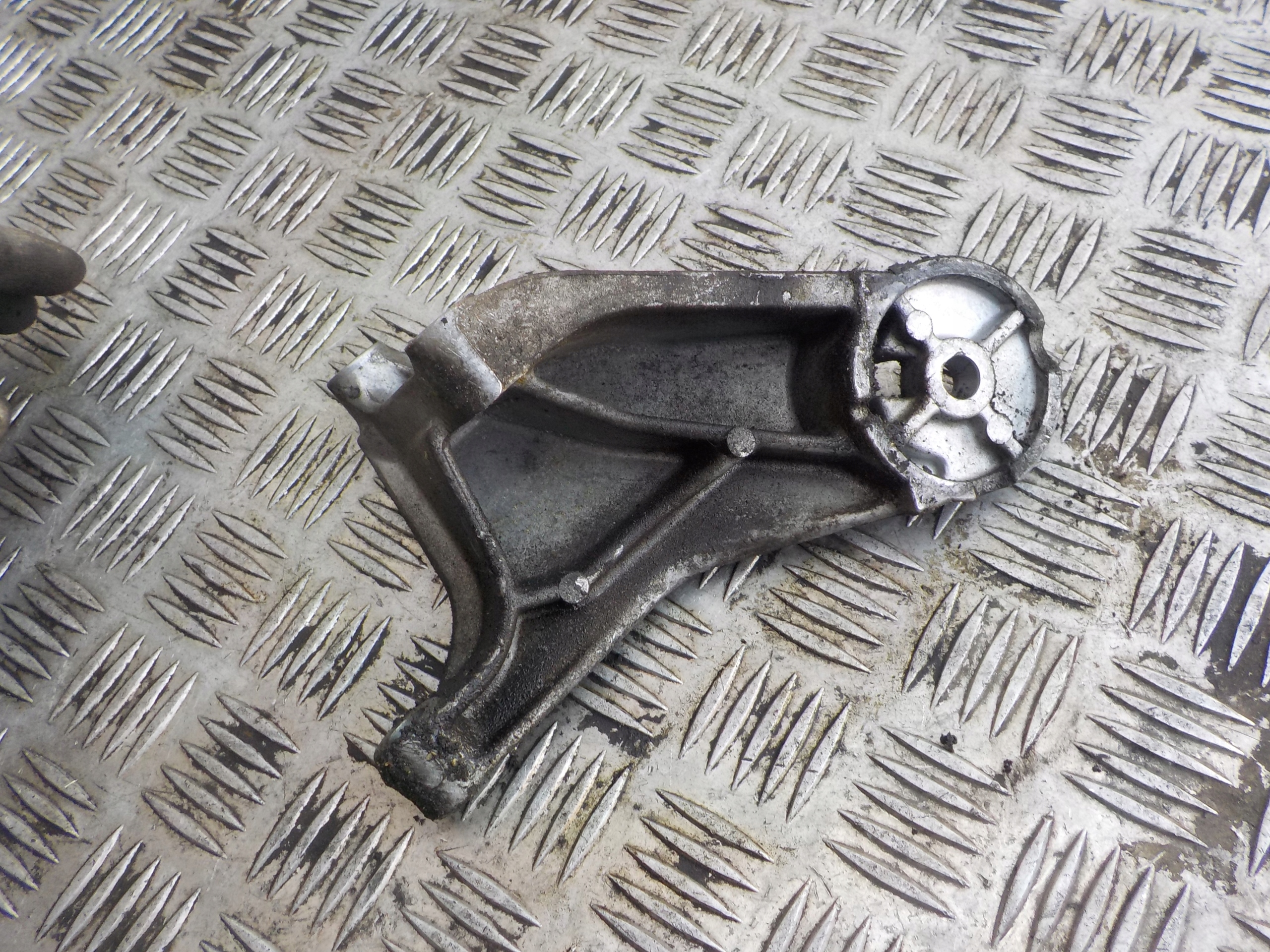 VOLVO V70 S70 Getriebehalter getriebe 2.4 Halter 1397889