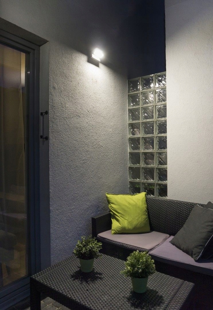 Zahradní nástěnné svítidlo s regulací směru dopadu světla vedle dveří domu Rota