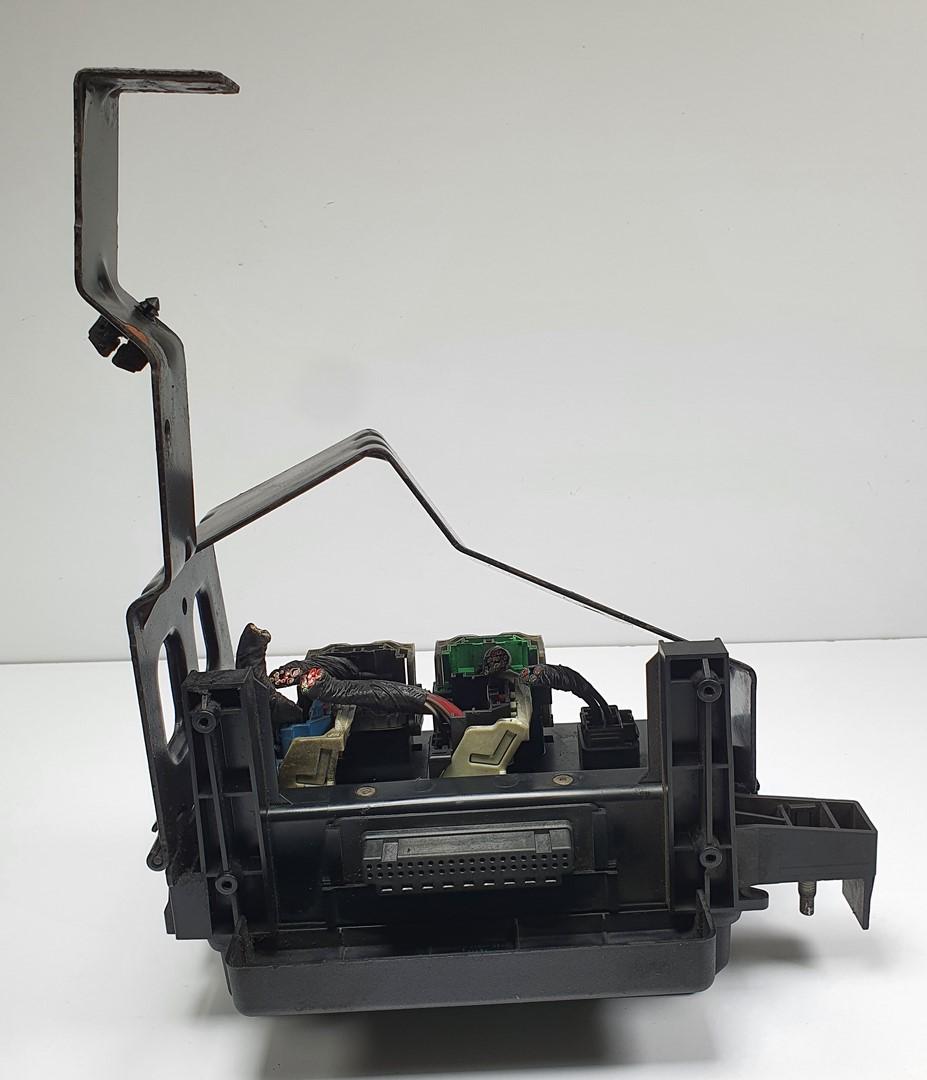 блок предохранителей CHRYSLER 300C P04692233AD