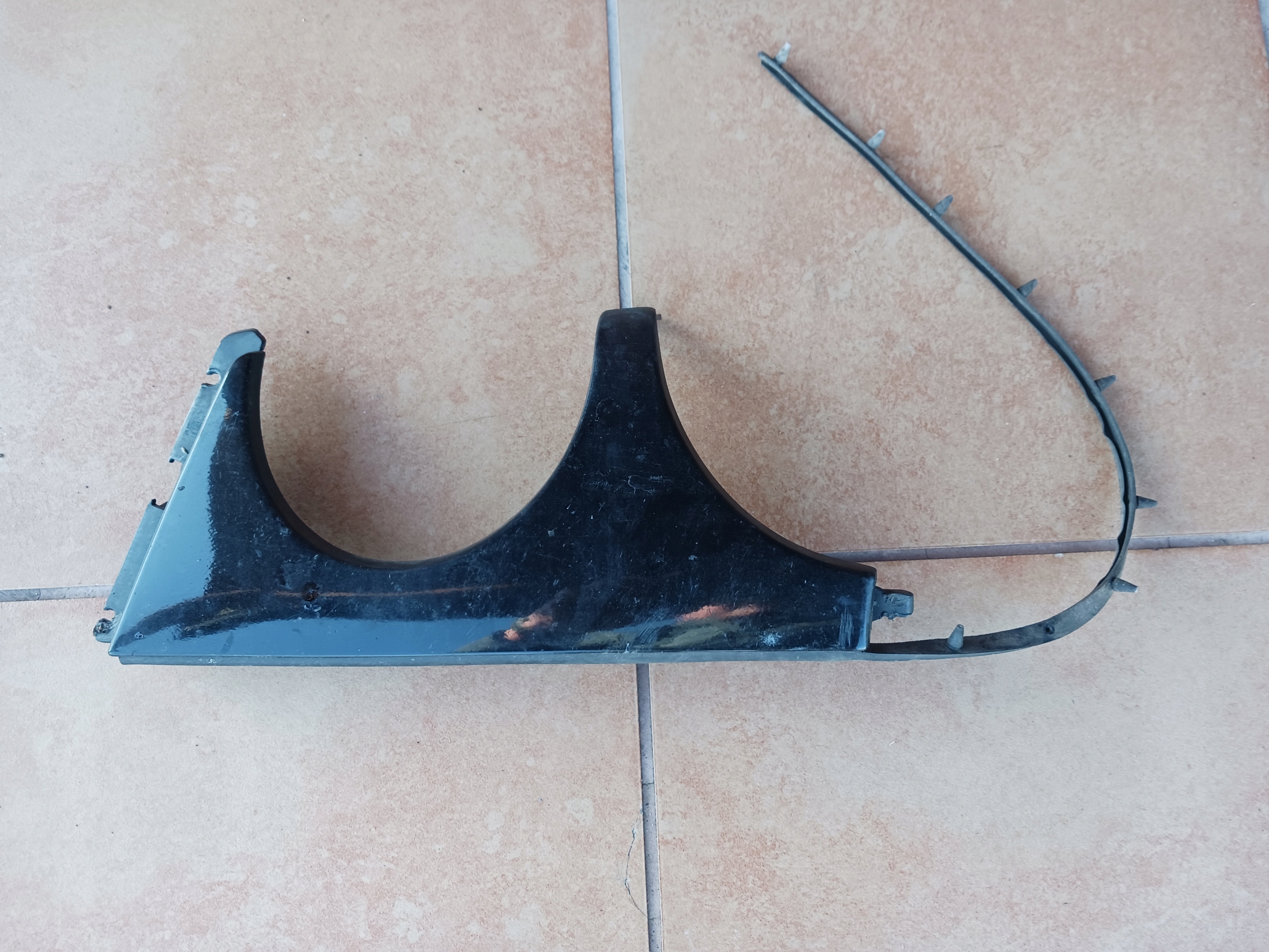 moulding below LAMPE left MERCEDES W210 2108200112