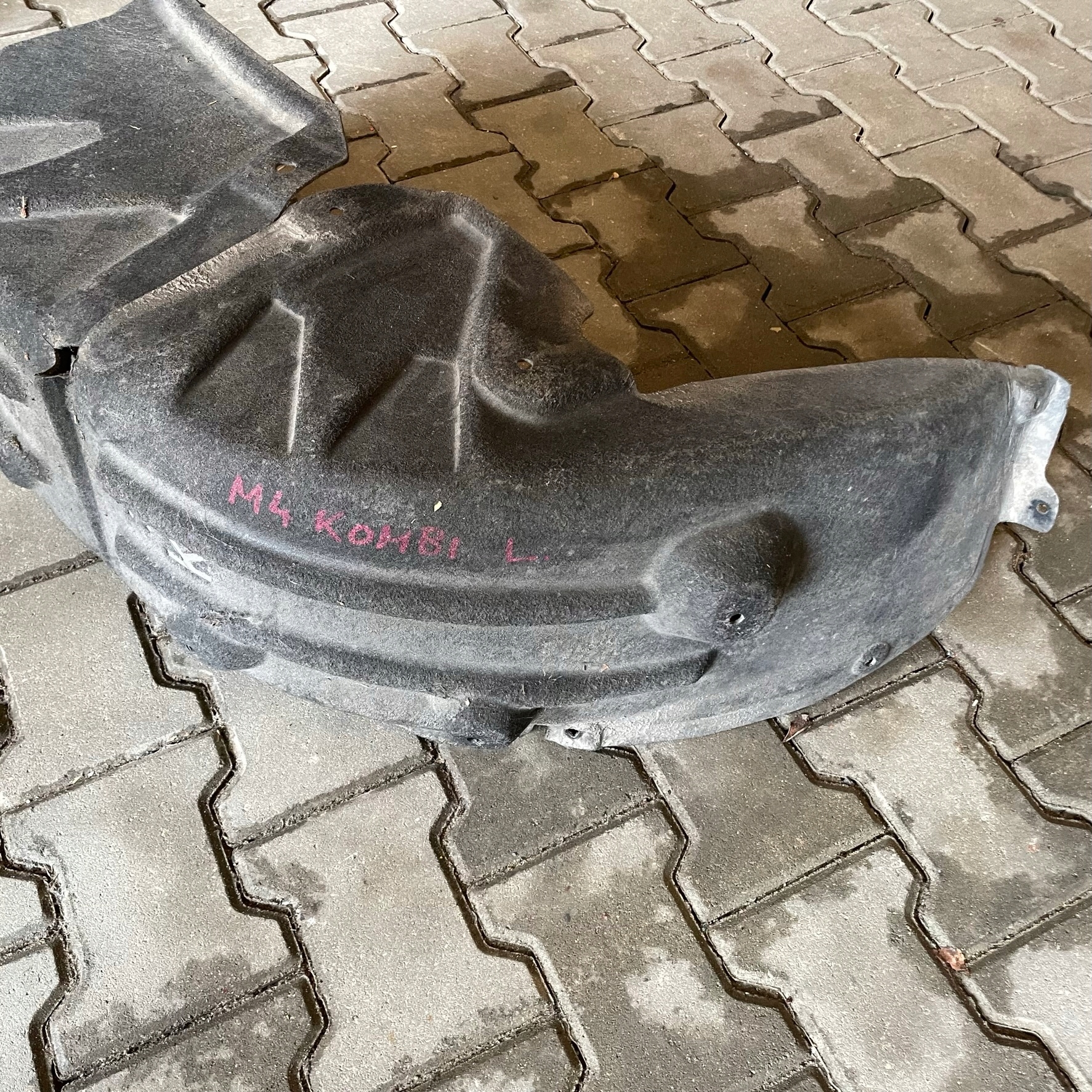 RENAULT MEGANE IV KOMBI MUDGUARD REAR. LEFT REAR PART