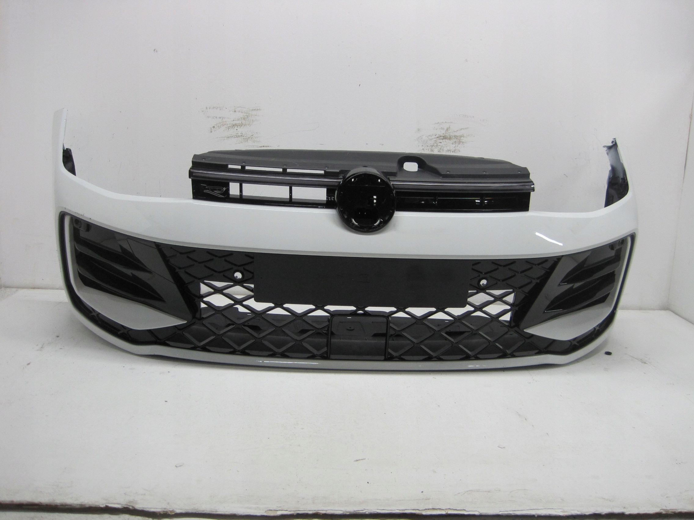 bumper VW PASSAT B9 3J0 R-LINE LED below 6 PDC below RADAR front front