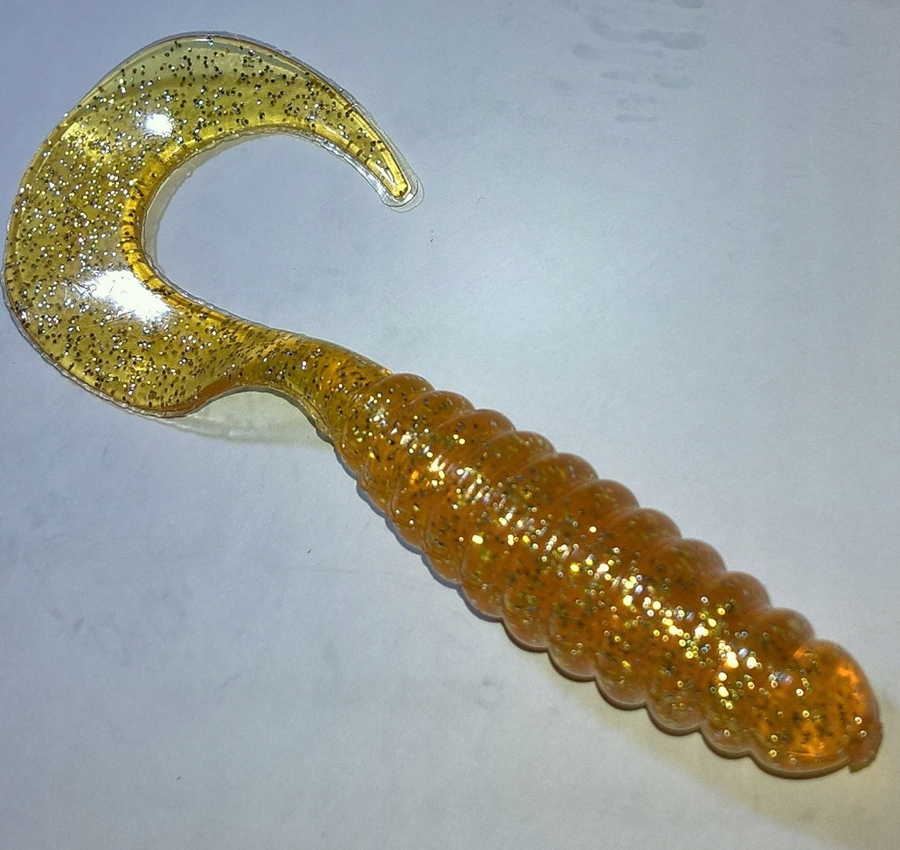 

Manns Twister 9cm Przeźr. żółtawy ze srebrnym brok