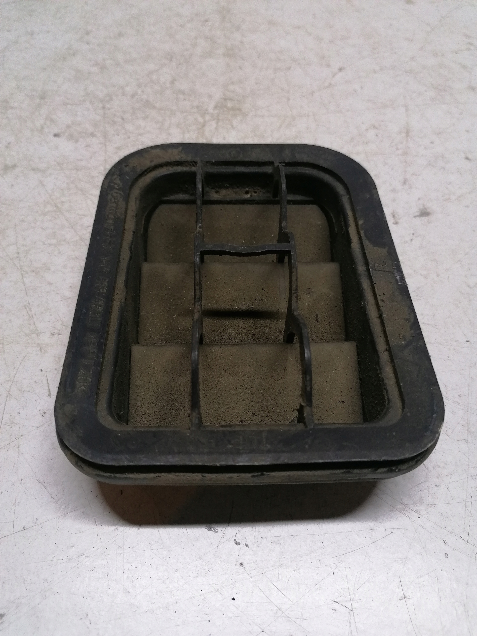 KRATKA WENTYLACYJNA TYŁ VW GOLF IV