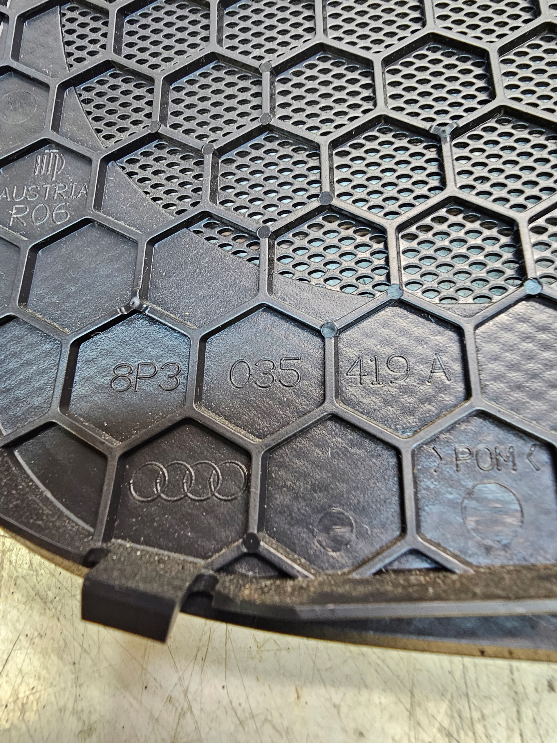 krycí repráku levý předek AUDI A3 8P 8P3035419A BOSE