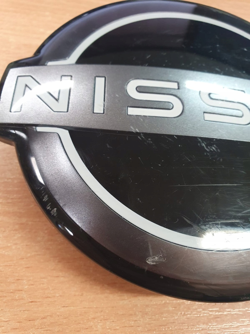 Znaczek emblemat logo radar grill przód NISSAN QASHQAI J12 XTRAIL T33 21- Stan opakowania oryginalne