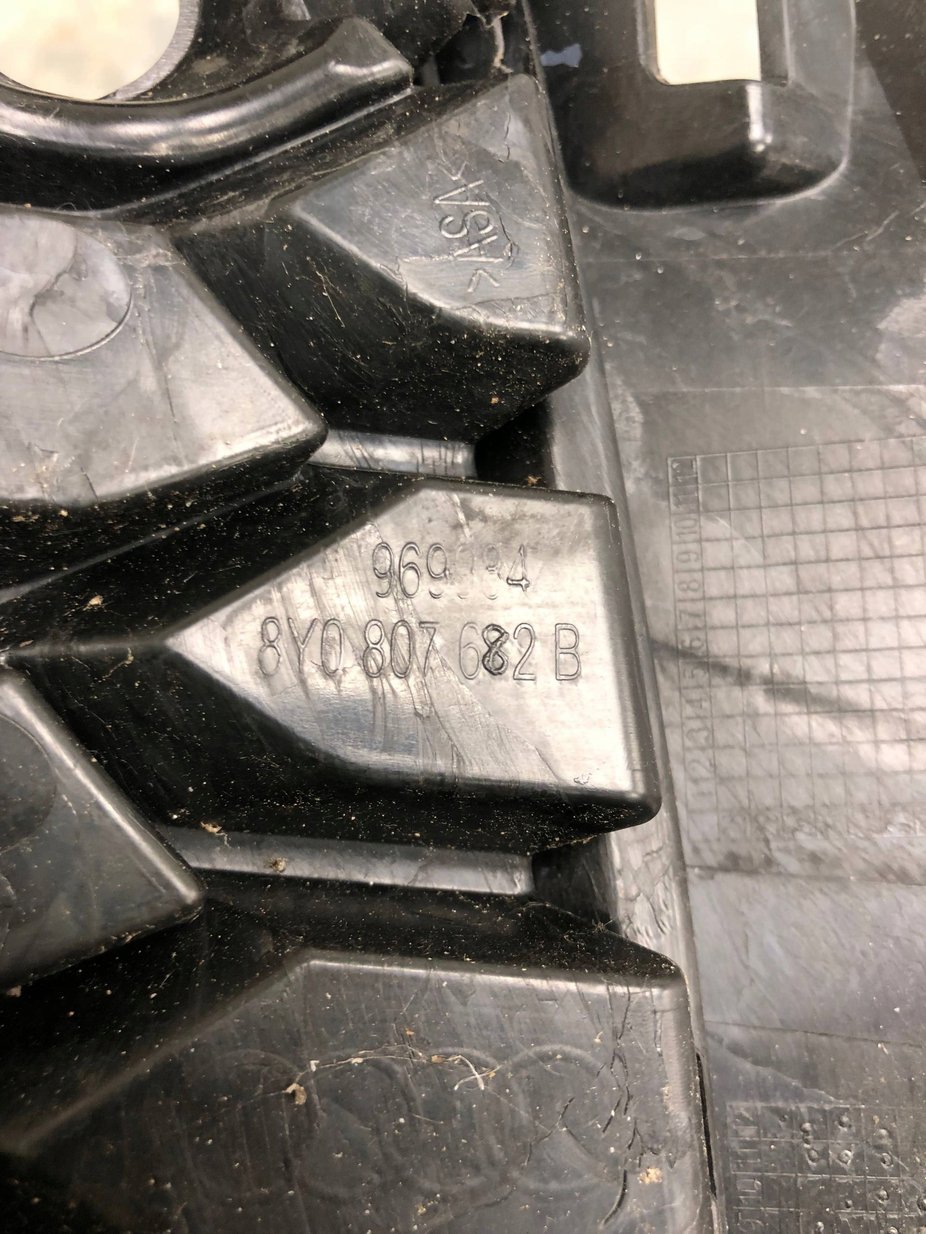 grid of a bumper right front AUDI A3 8Y S-LINE 8Y0807682B