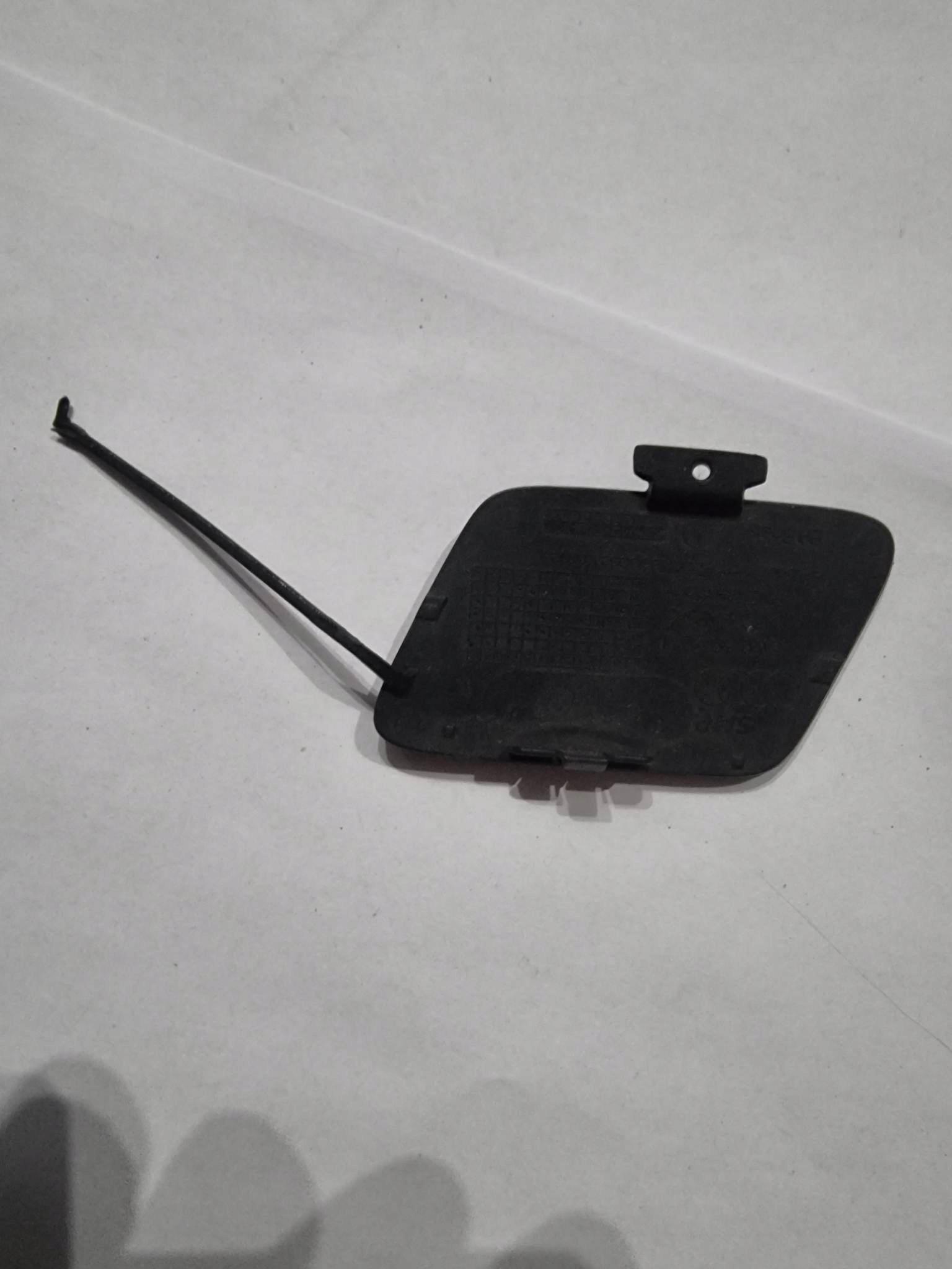 AUDI A4 B9 Abschleppöse der Stoßstange vorne 8W0807241