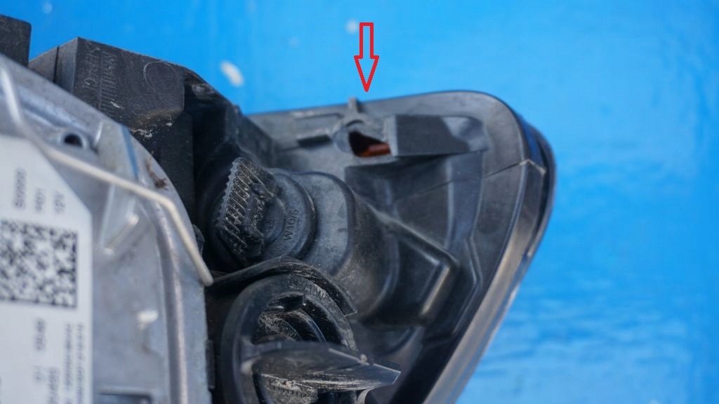 VOLVO S40 V50 LIFT - right light XENON EUR