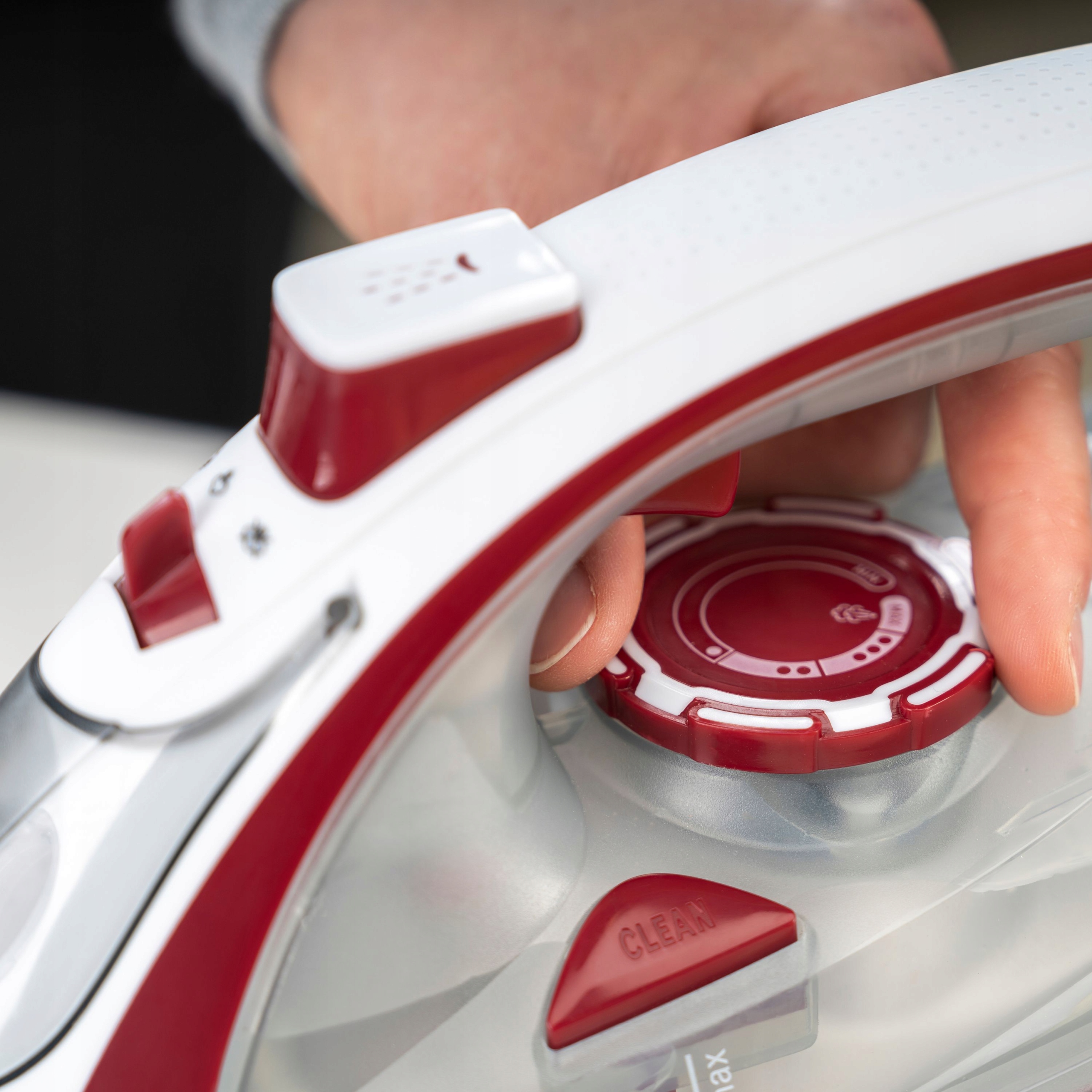 Żelazko parowe BEZPRZEWODOWE LED First Austria RED Model 5633-4-RE