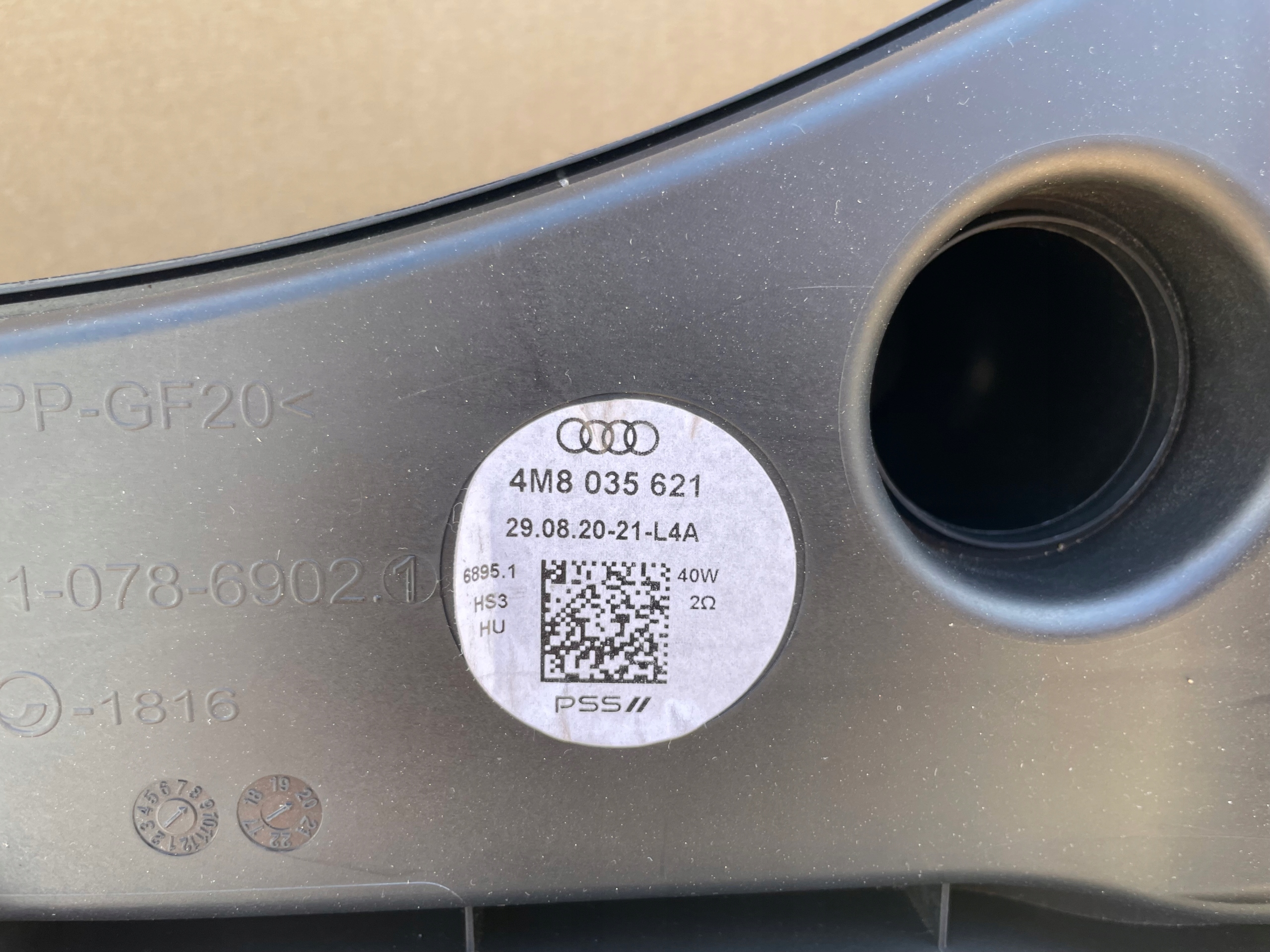 SUBWOOFER AUDI A8 4M8035621 original as new