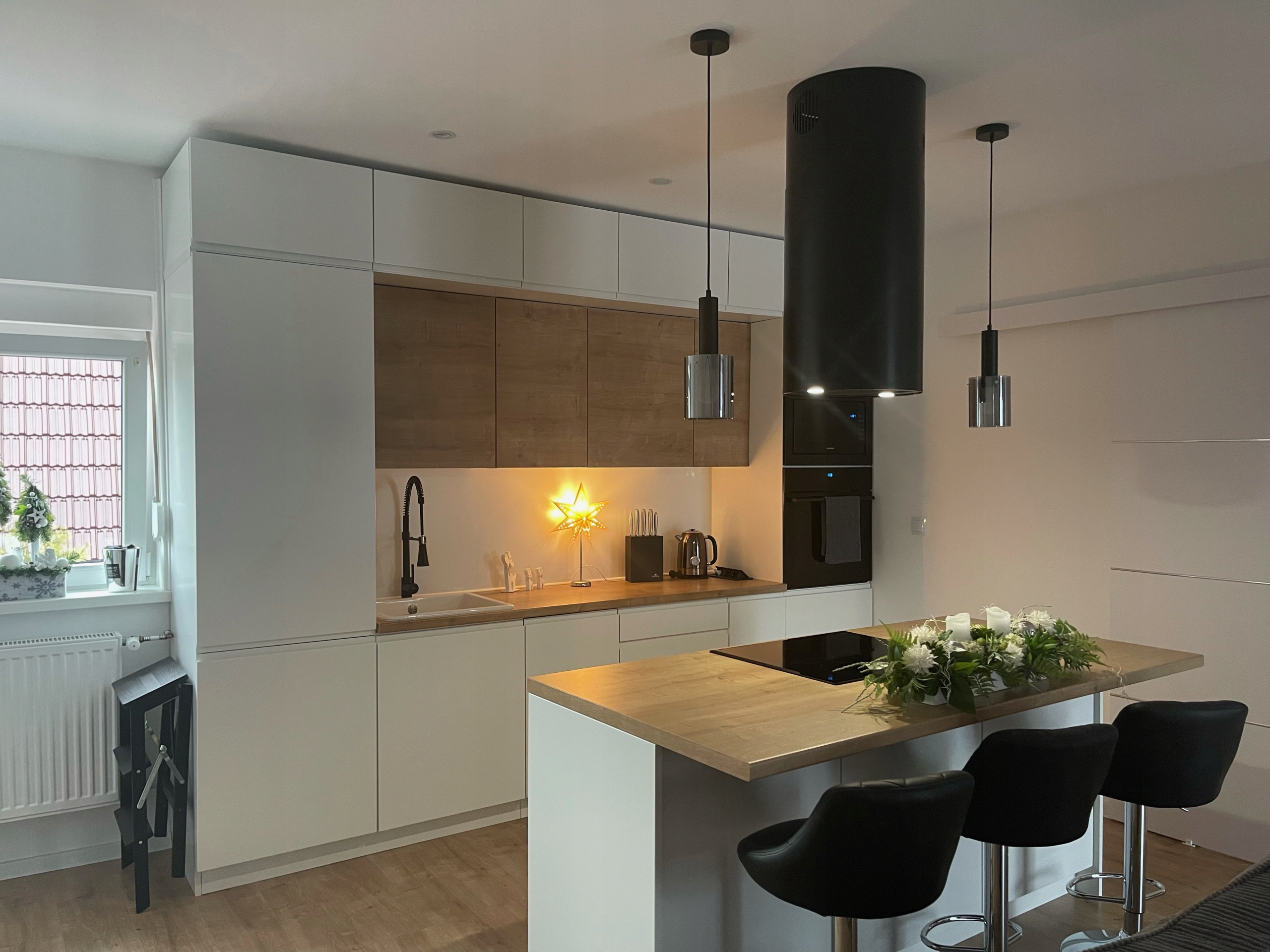 KUCHNIA LAKIEROWANA BIAŁY MAT Z DEKOREM DREWNA