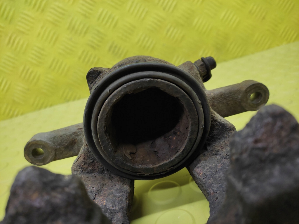 BMW 1 E87 2.0 D caliper left front