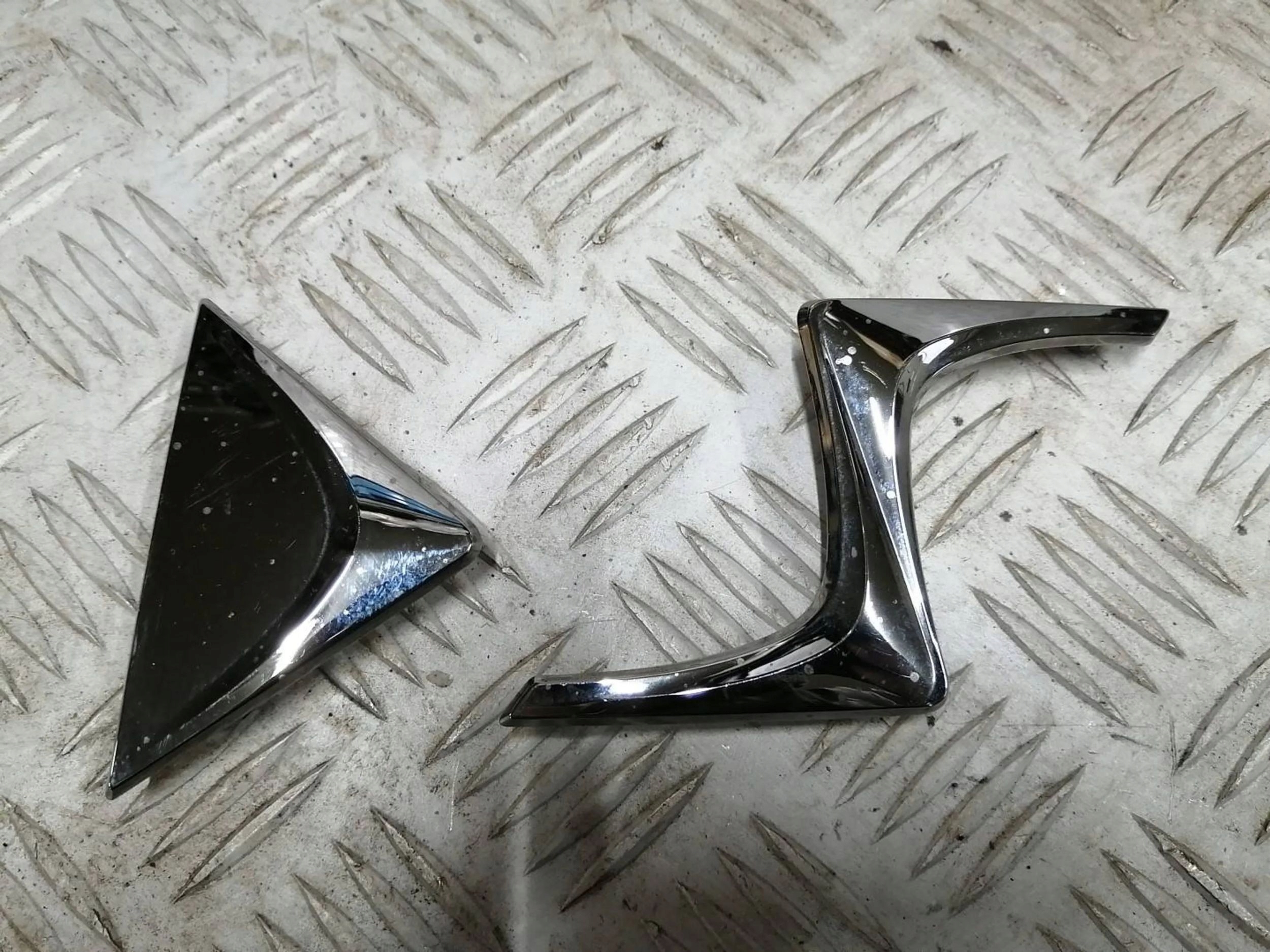 ZNACZEK EMBLEMAT LOGO ZDERZAK PRZÓD DS4 II N MODEL