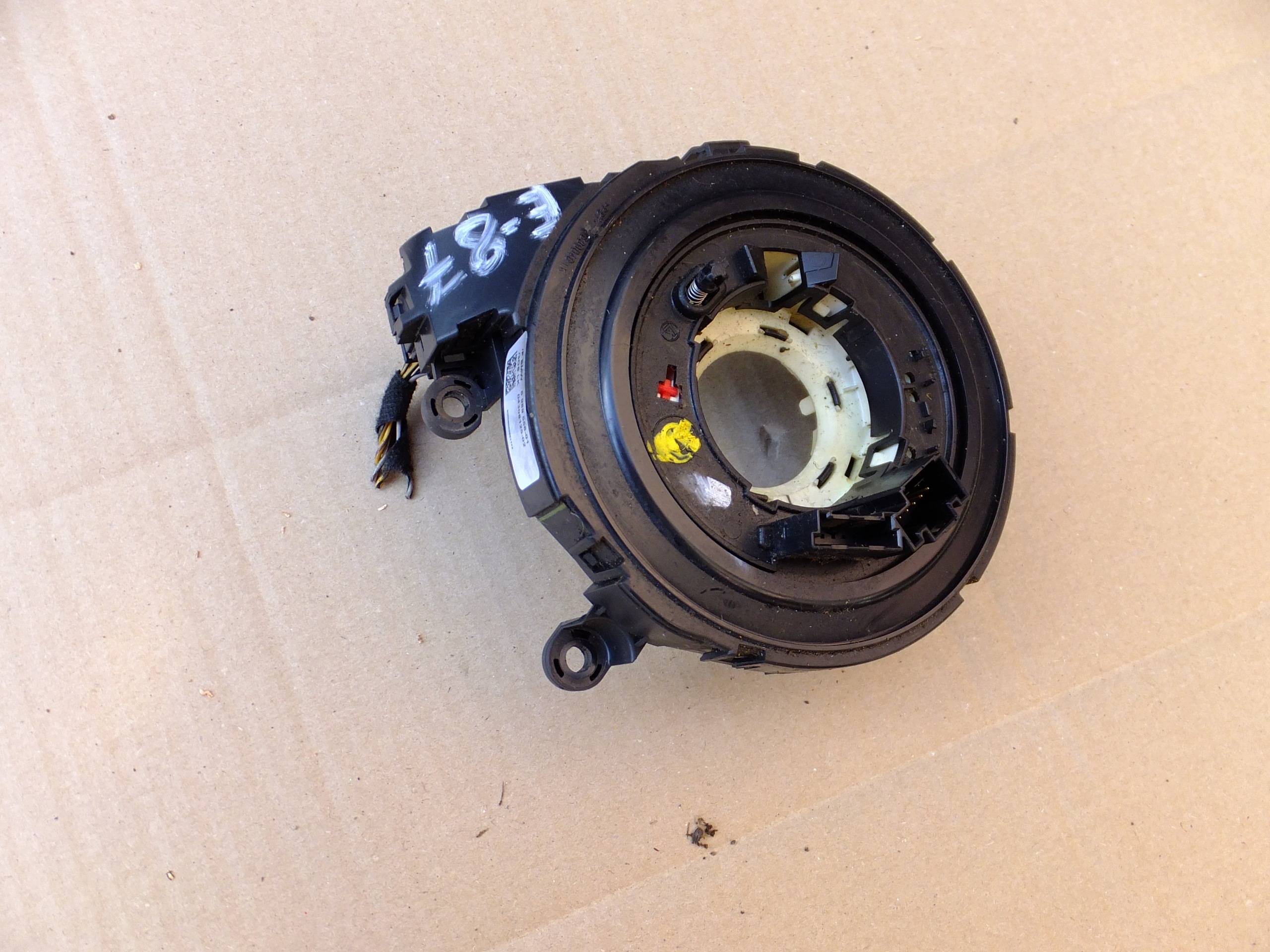 ring below steering wheel, bmw e87 6989556