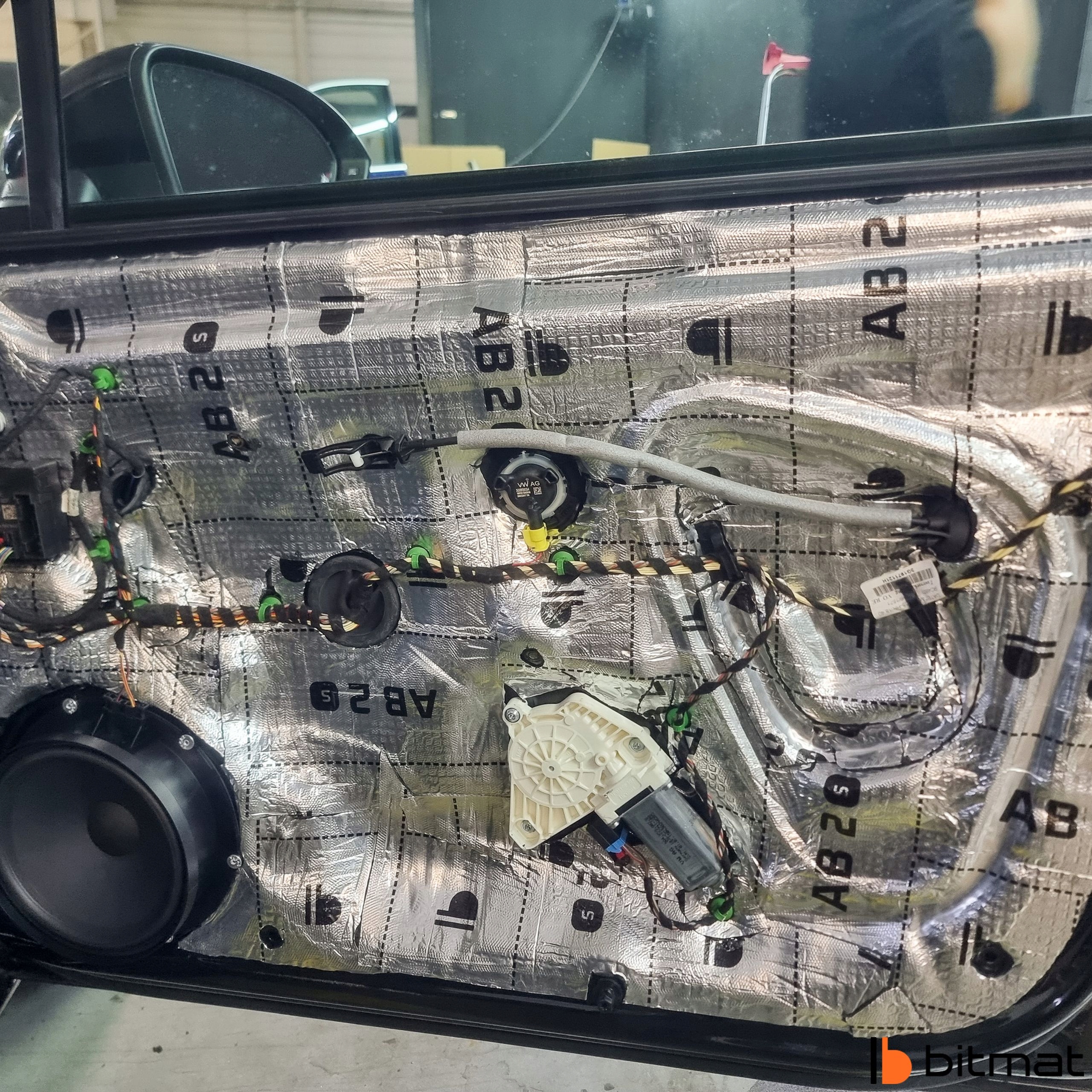 Mata butylowa BITMAT AB-2s wysokiej jakości tłumiąca niskie tony z klejem Długość 20 cm