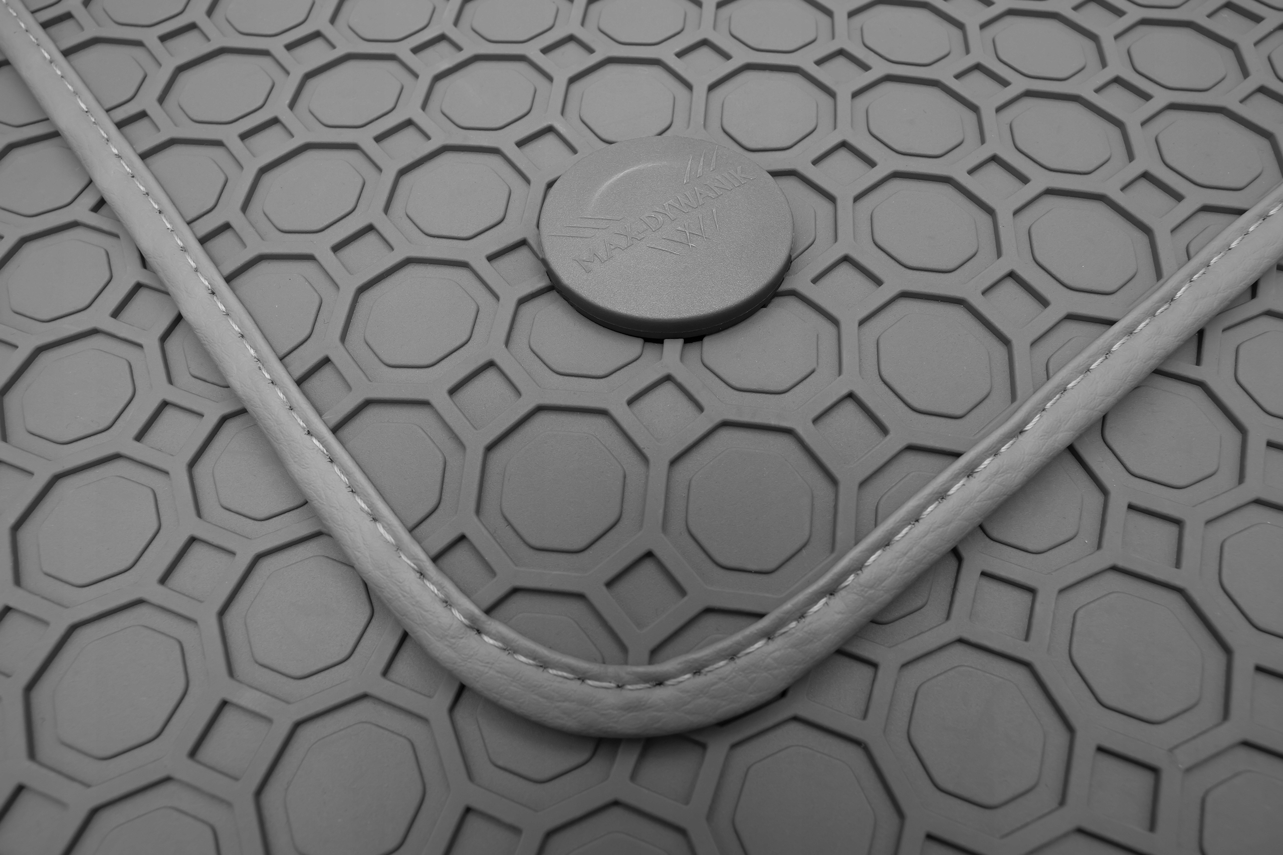 Mercedes C-klasa W201 1982-1993 Dywaniki gumowe Stan opakowania oryginalne