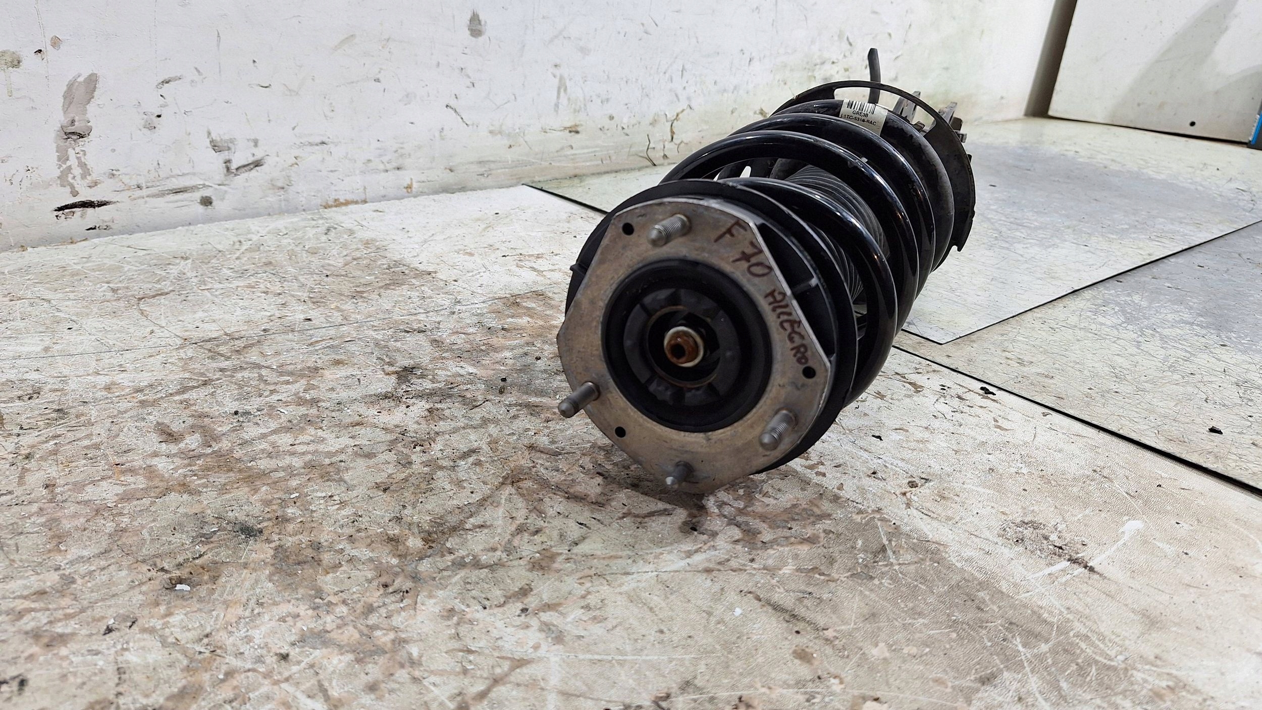 shock absorber right front L1TC-18045-LD FORD PUMA MK2