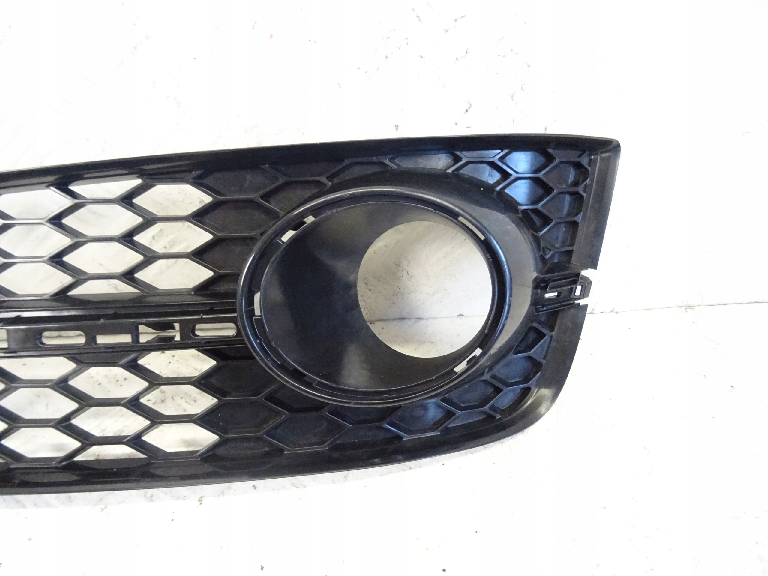 grid of a bumper front front left AUDI A8 D4 LIFT 4H0807679