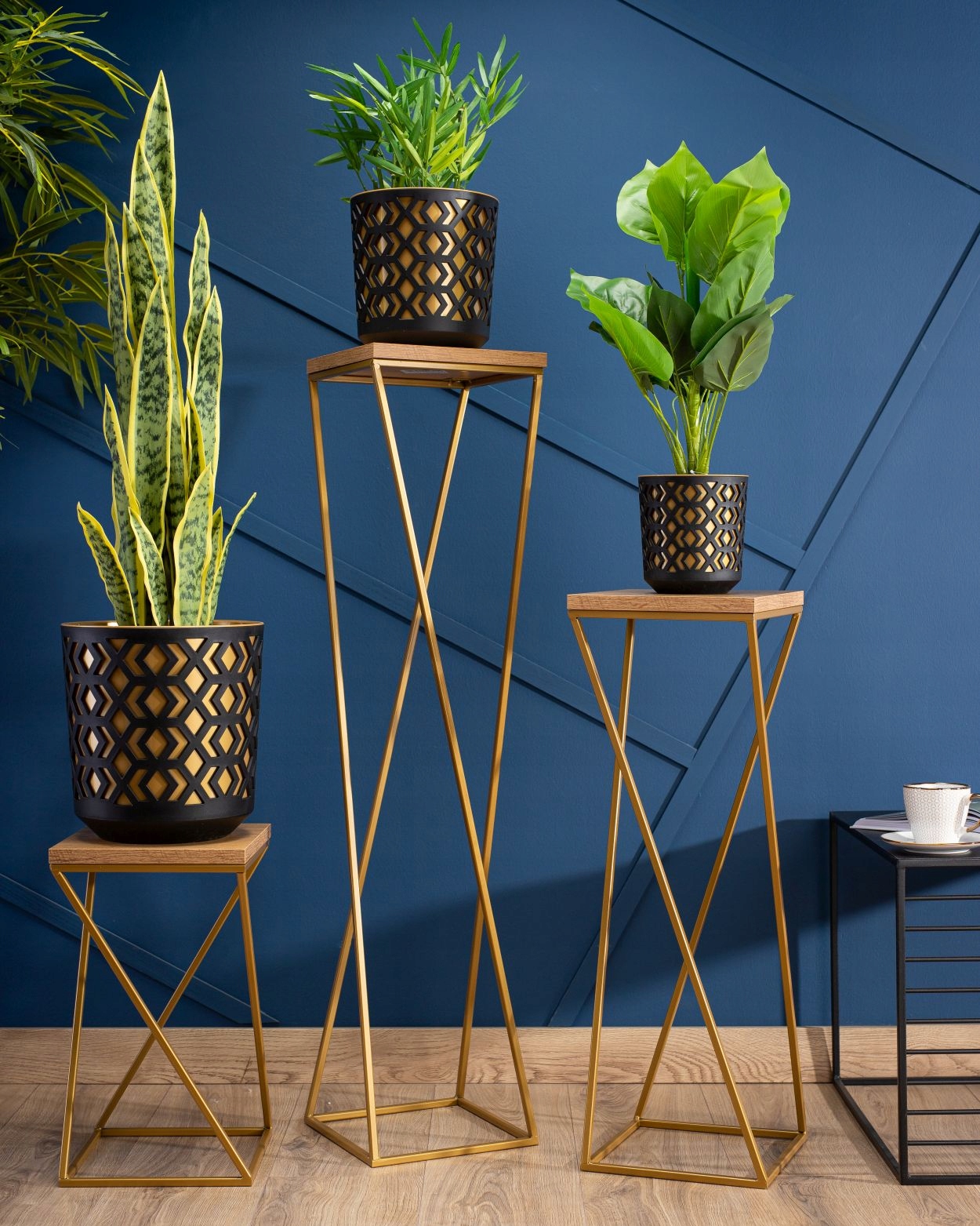 INDUSTRIALNY KWIETNIK STOJĄCY NA ROŚLINY METALOWY Długość maksymalna 24 cm