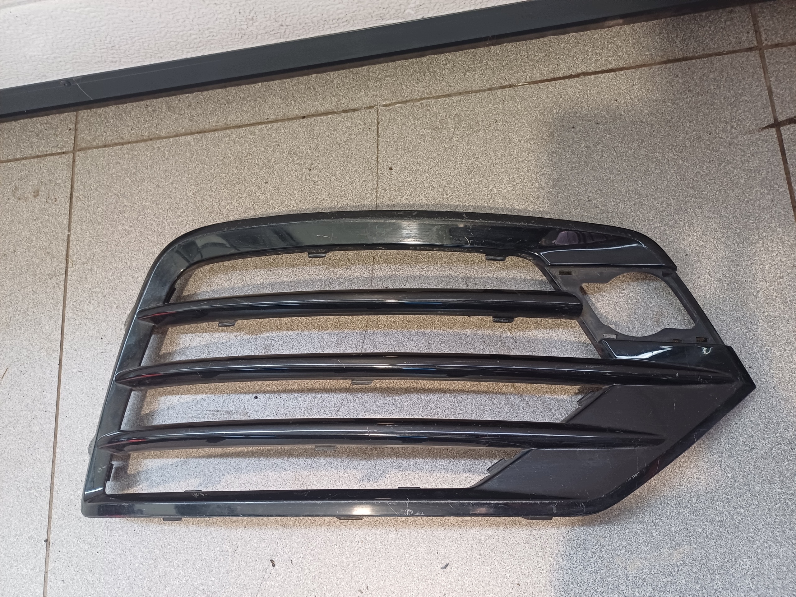 grid of a bumper right front AUDI Q3 S- LINE LIFT 8V0807682K