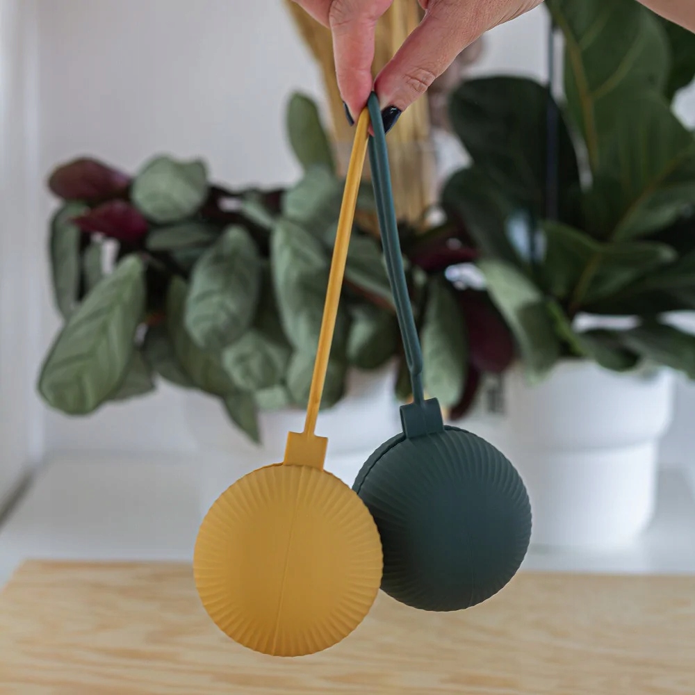 Modne silikinowowe etui na smoczek róż Petite&Mars Pojemność jeden smoczek