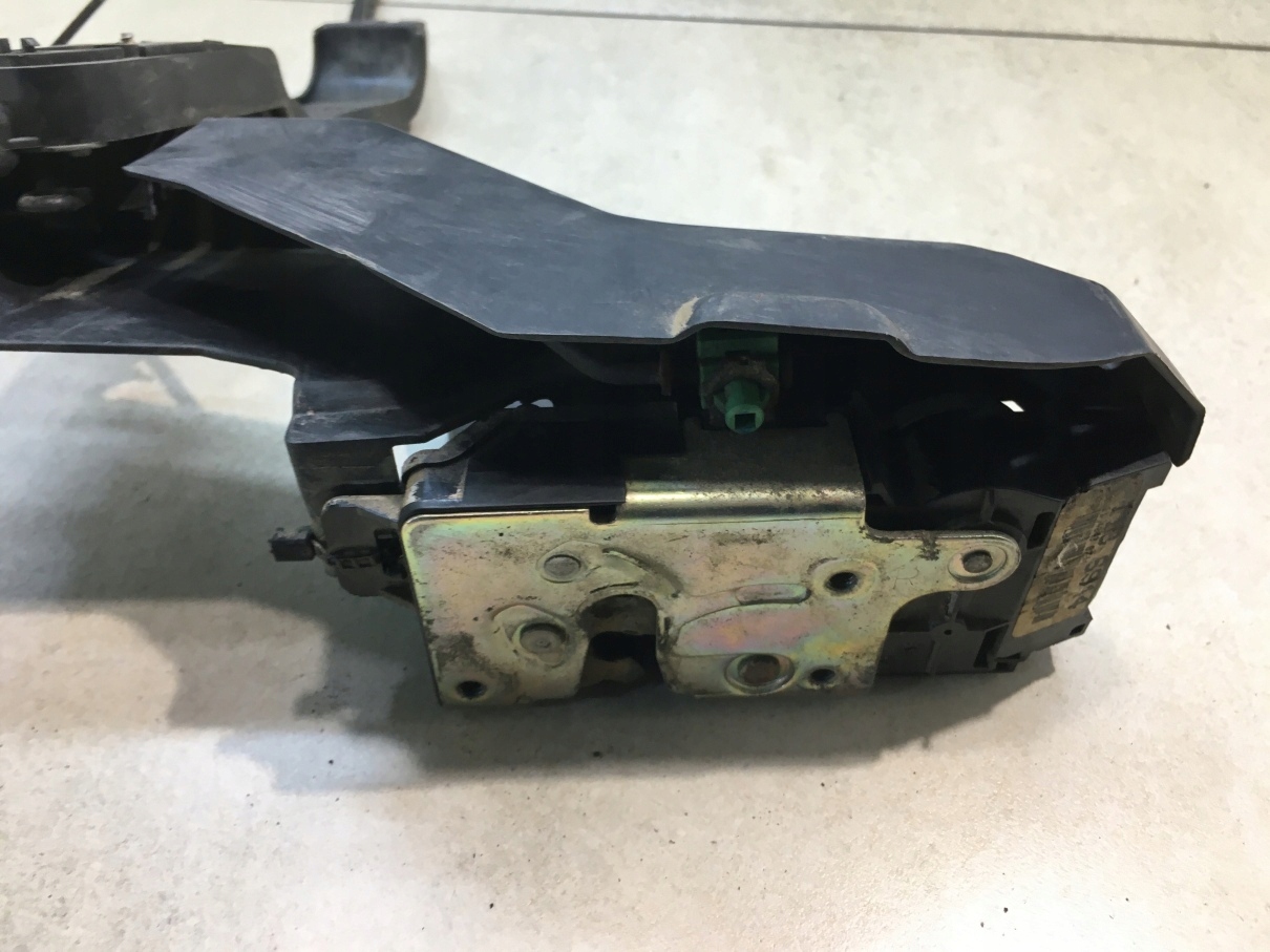 lock door right front MAVERICK II YW4A5421812BE 9 PIN