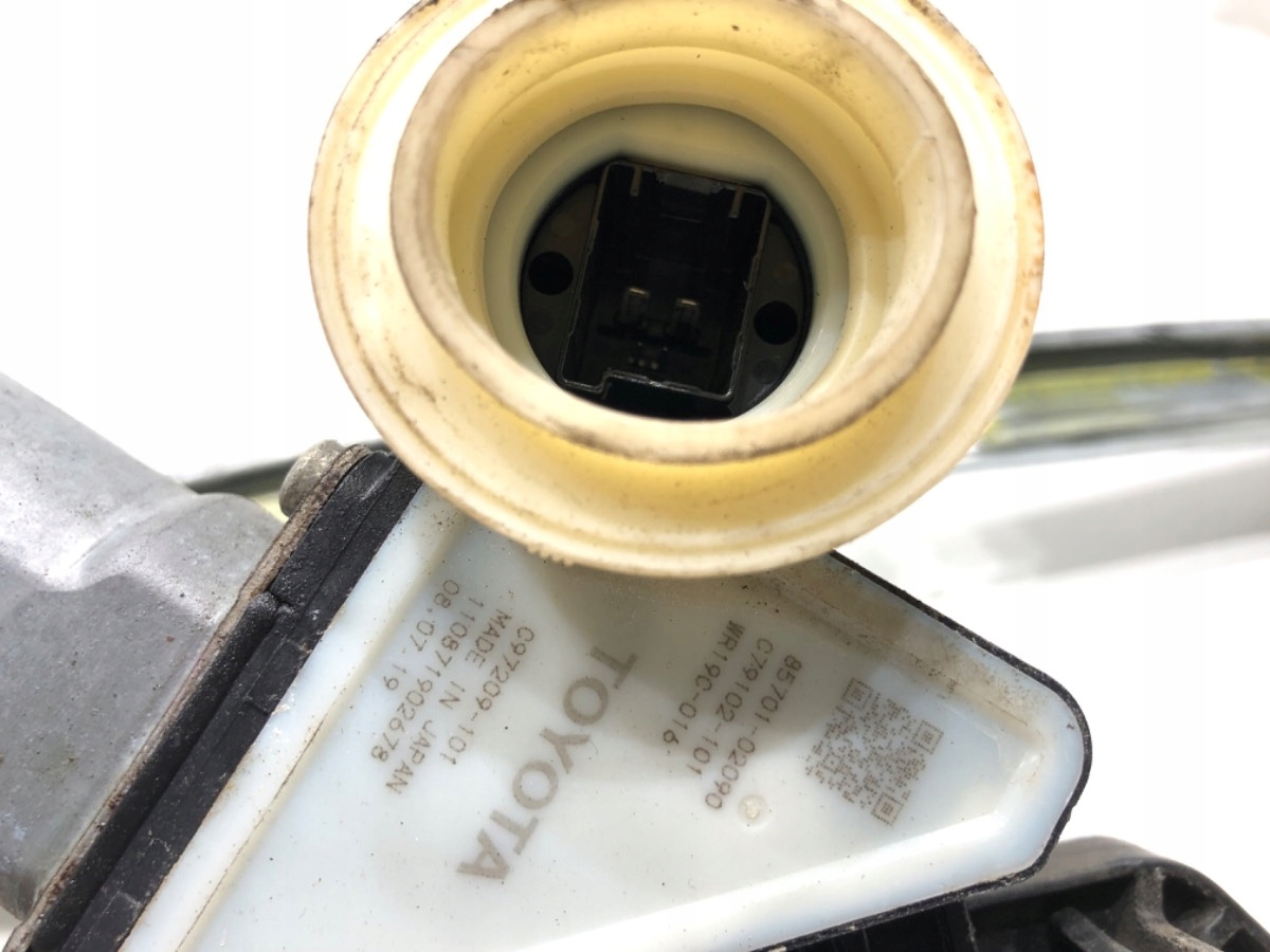 PODNOŚNIK SZYBY LEWY PRZÓD TOYOTA COROLLA E21 85701-02090 Sedan/Limuzyna Producent części OEM