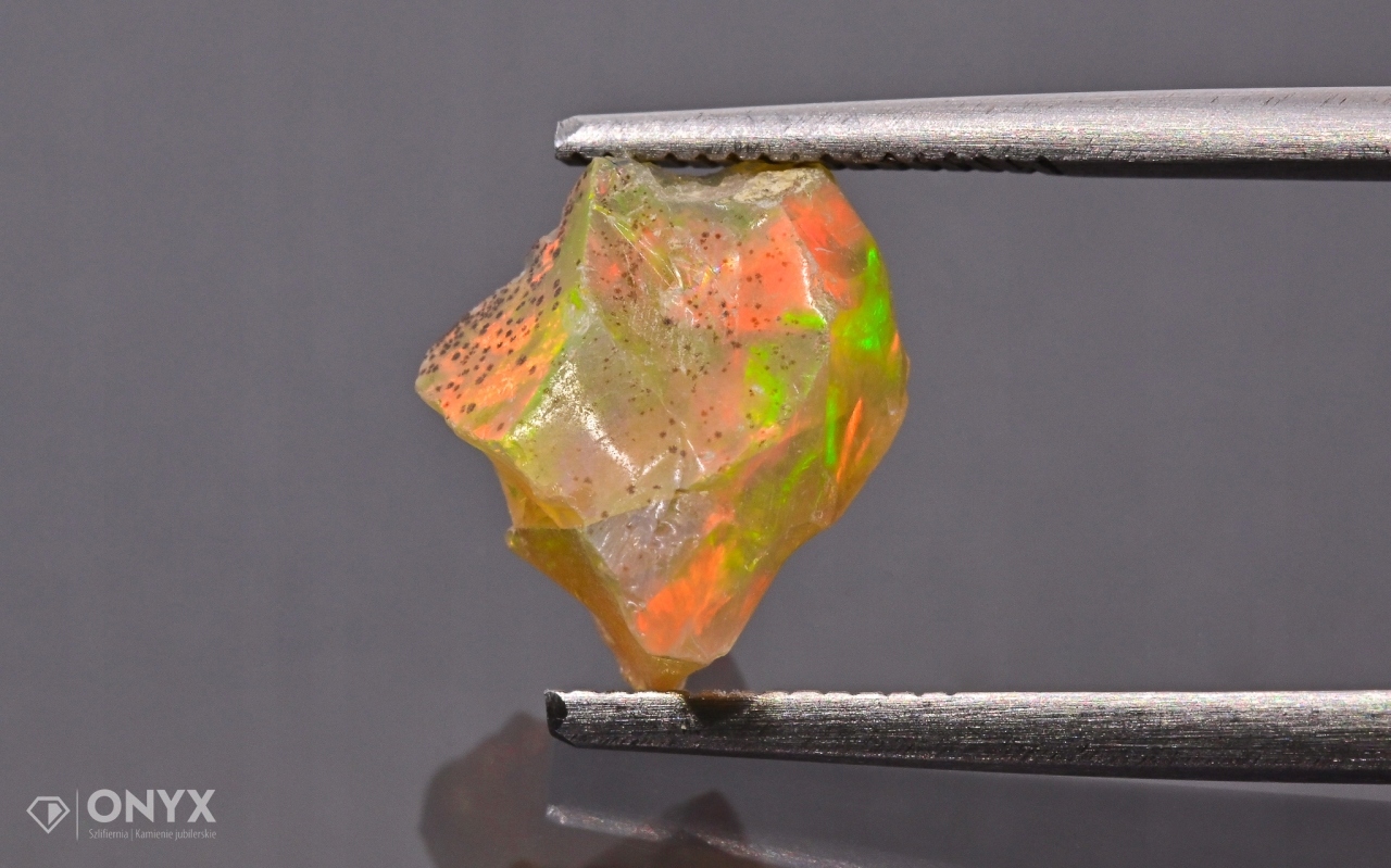 Opal z Etiopie hrudka 11x8 mm