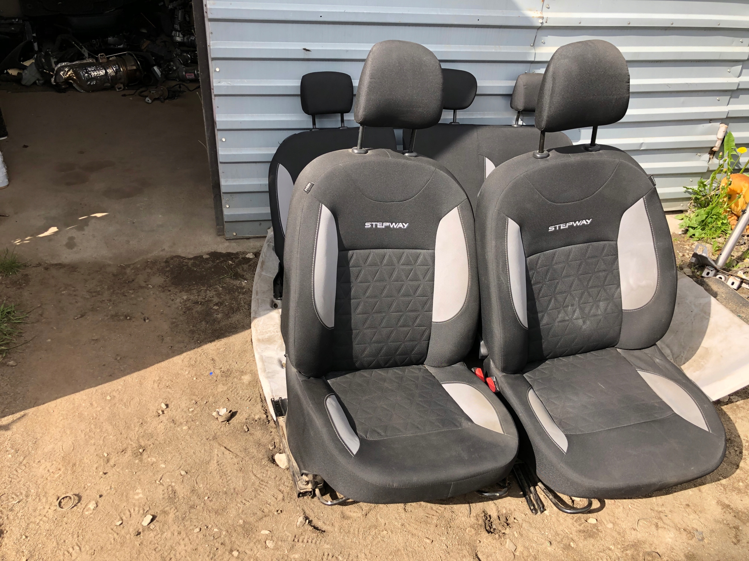 кресла перед диван зад Dacia SANDERO II