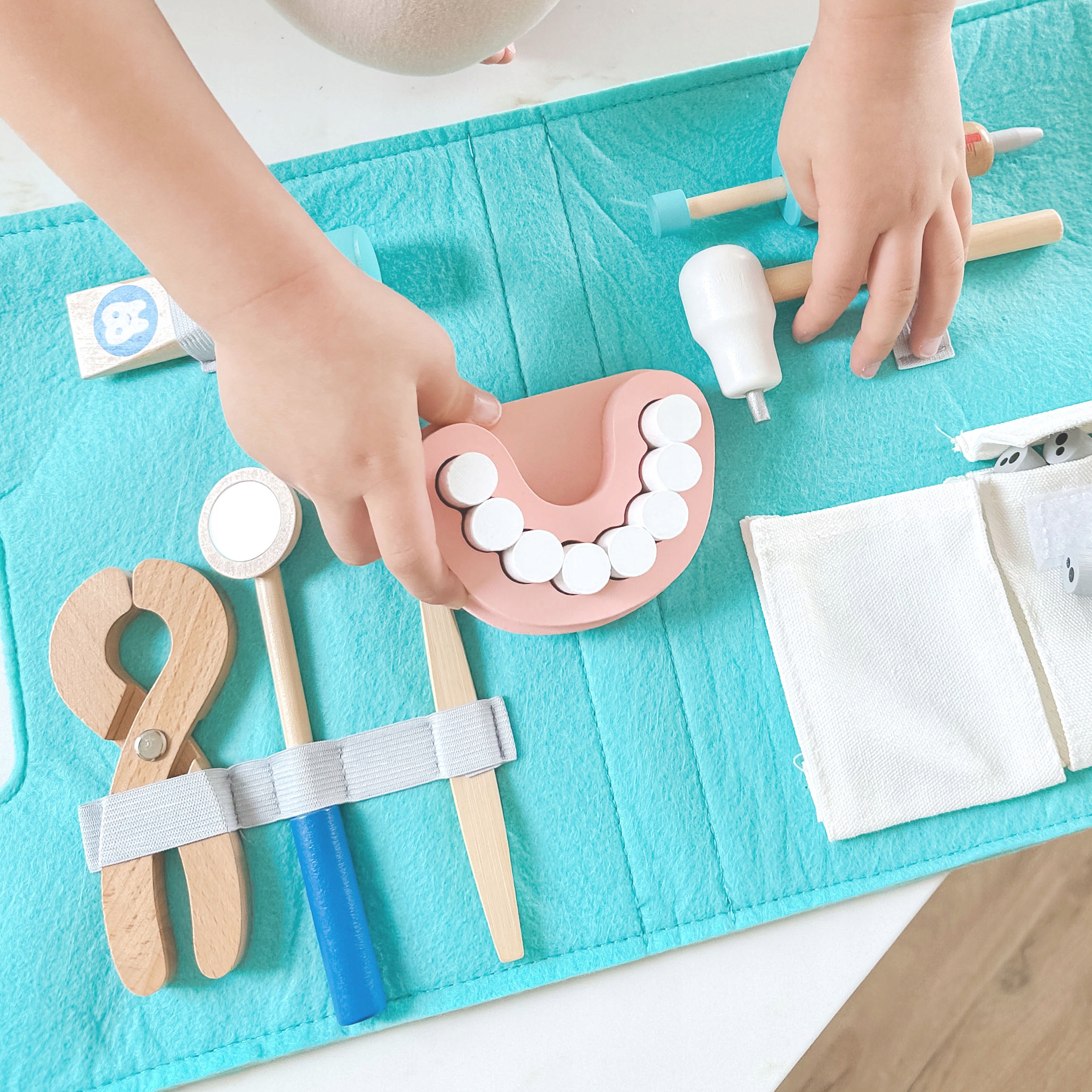 MAŁY DENTYSTA ZESTAW WALIZKA AKCESORIA LEKARZ STMATOLOG 19el. FSC TOOKY TOY Marka Tooky Toy