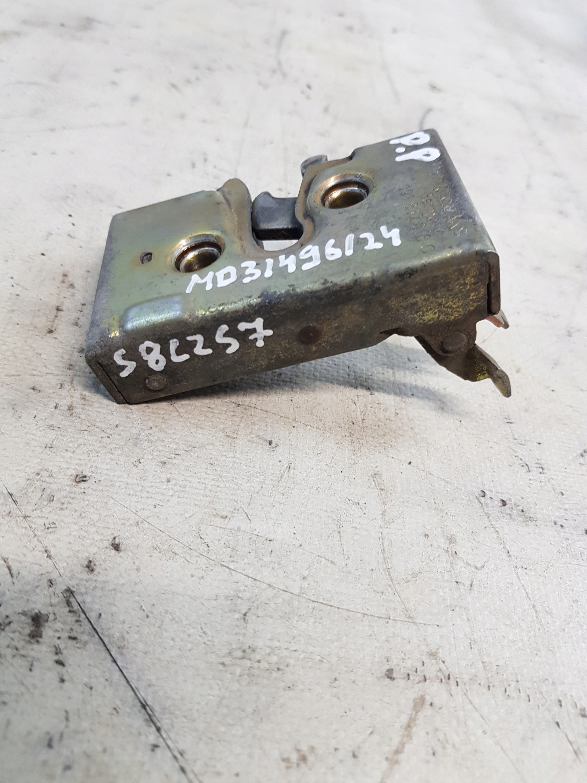 Volkswagen OE 191 837 016C lock door right front GOLF II