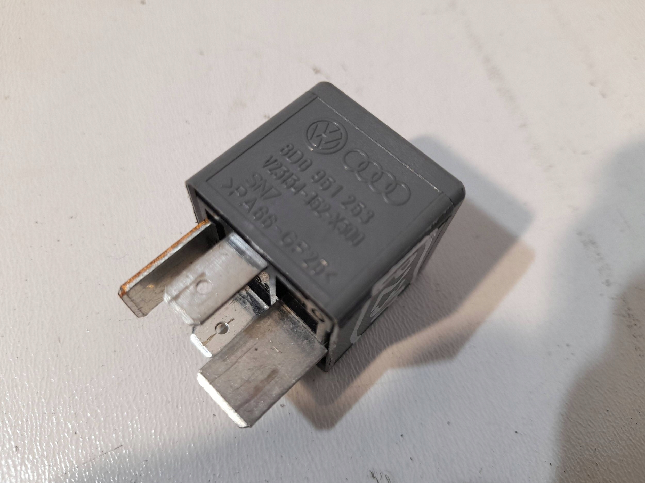 Audi A4 VOLKSWAGEN GOLF relay 8D0951253 / 373 (P230)