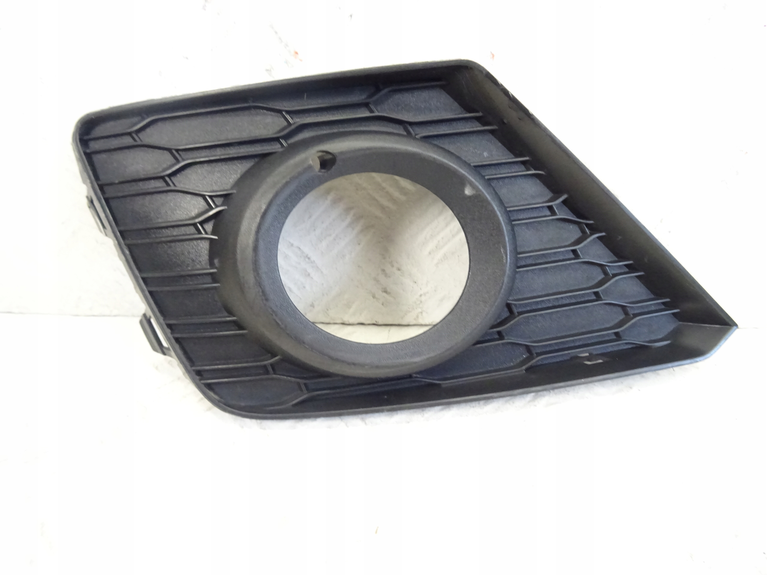 grid of a bumper front front left SEAT ARONA 6F9853665B