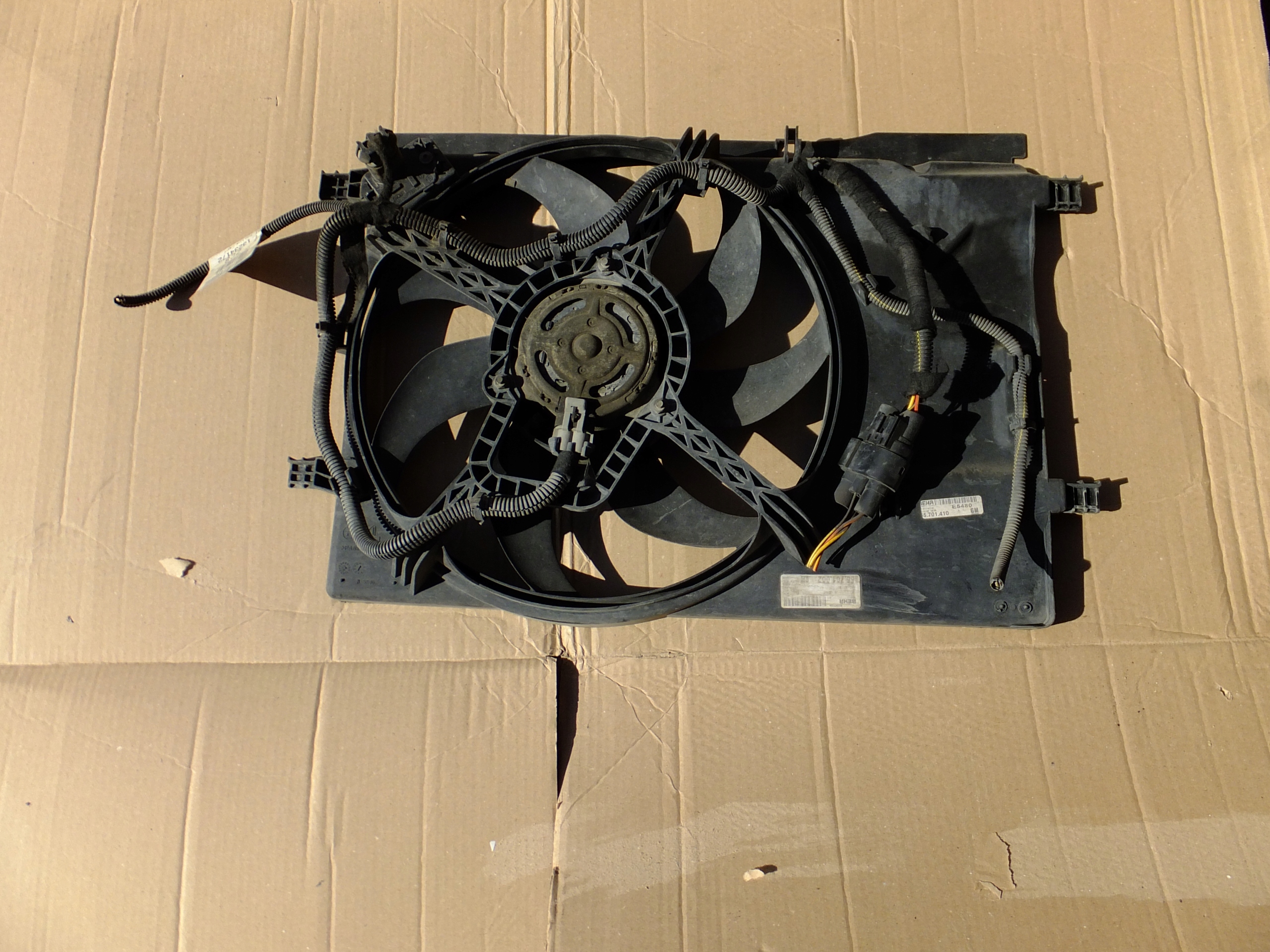 ventilátor chladiče opel corsa d 1,4 16v 2007r 55702179