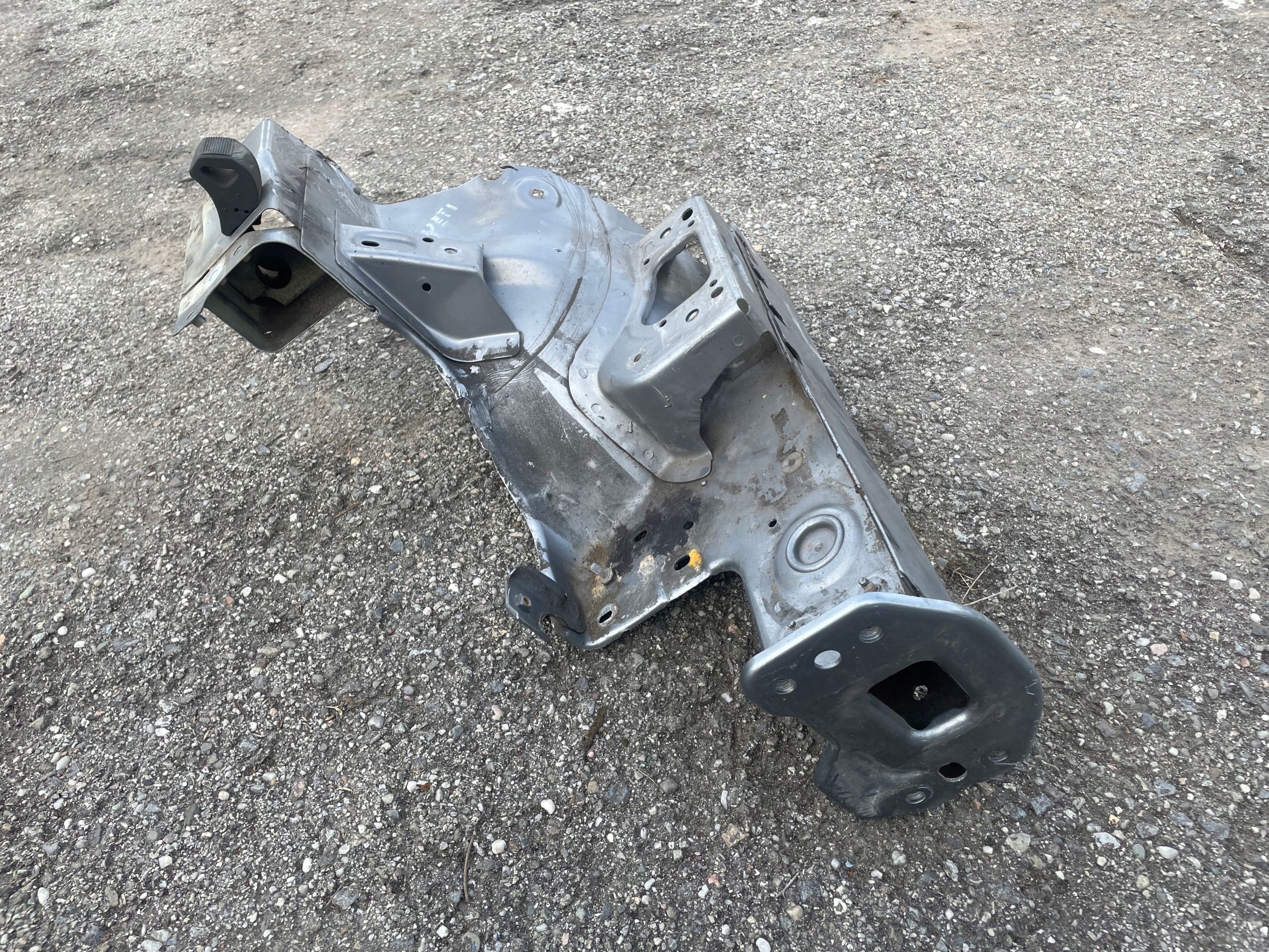 ЛОНЖЕРОН ЧЕТВЕРТИНА ПРАВИЙ ПЕРЕД ШКОДА YETI 09-17