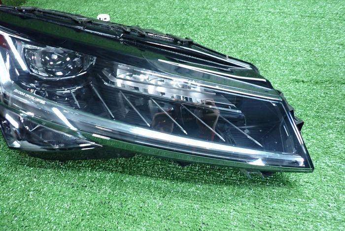 SKODA SUPERB III CRYSTAL LIGHTING LIFT 19- reflektor right light right