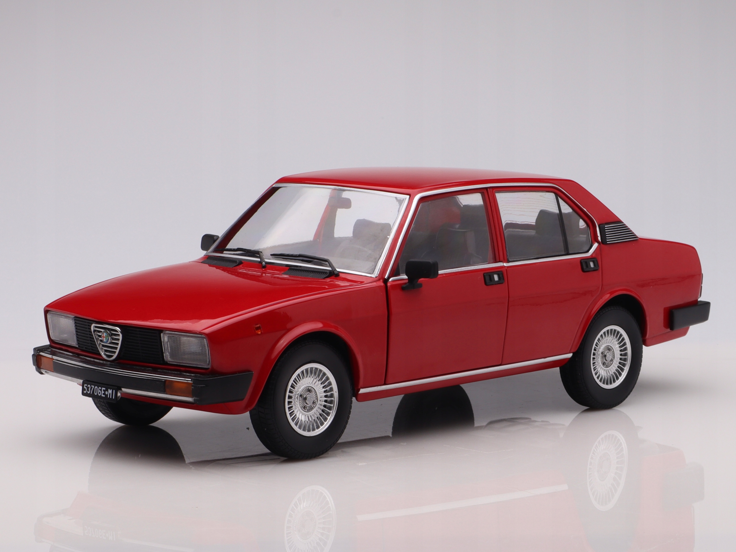 Model auta Alfa Romeo Alfetta Berlin - 2000L - 1978, red Mitica 1:18