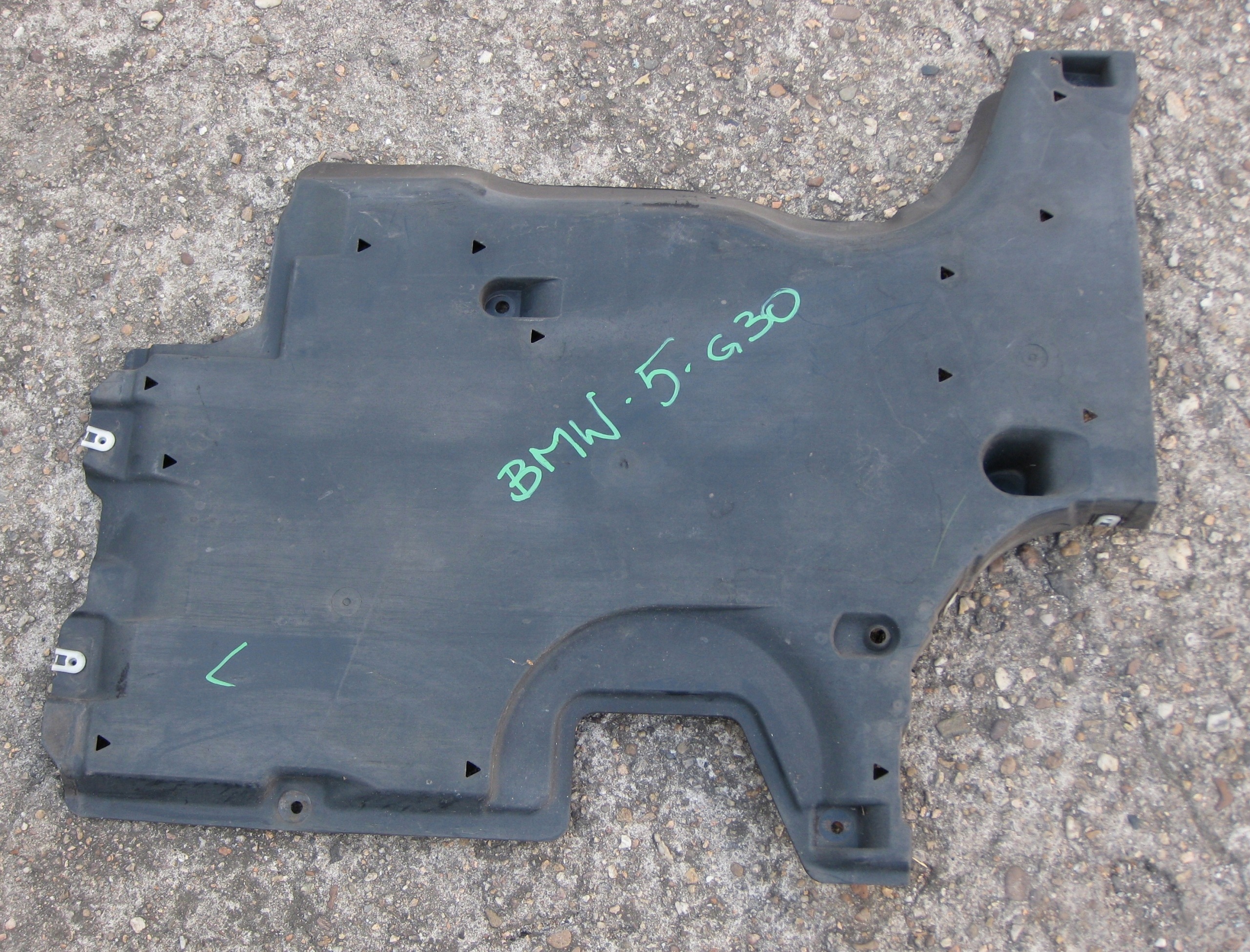 BMW 5 G30 3.0D 19R cover chassis tanks left 7397582