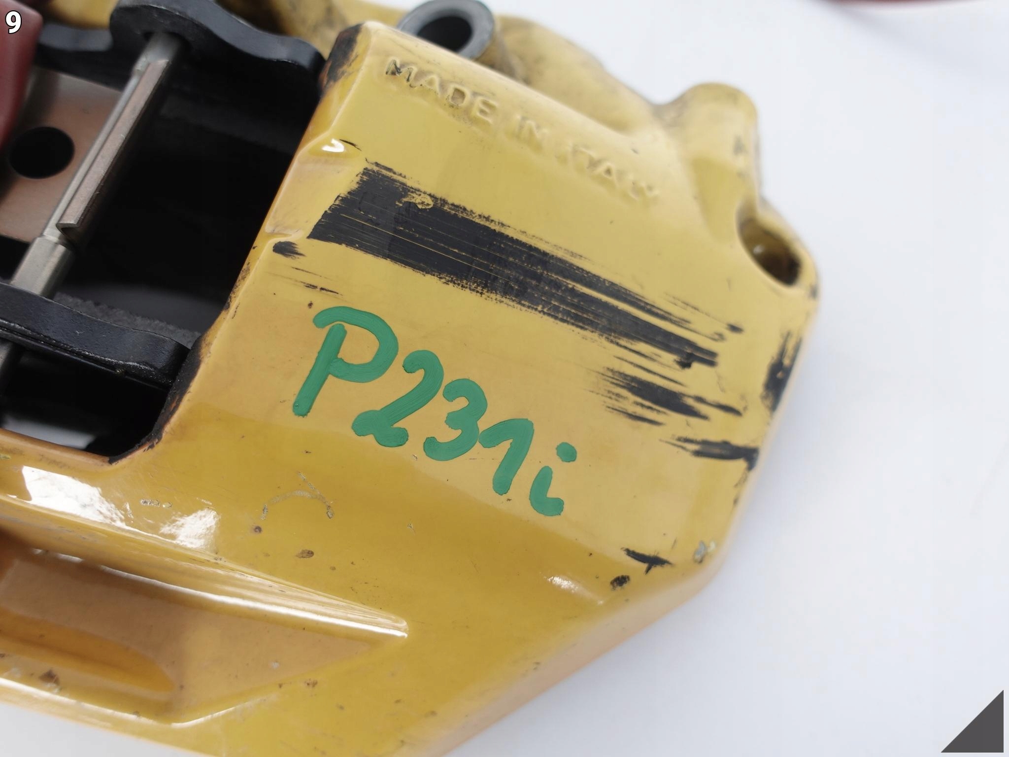 FERRARI 458 ITALIA třmen plotýnky levý předek BREMBO