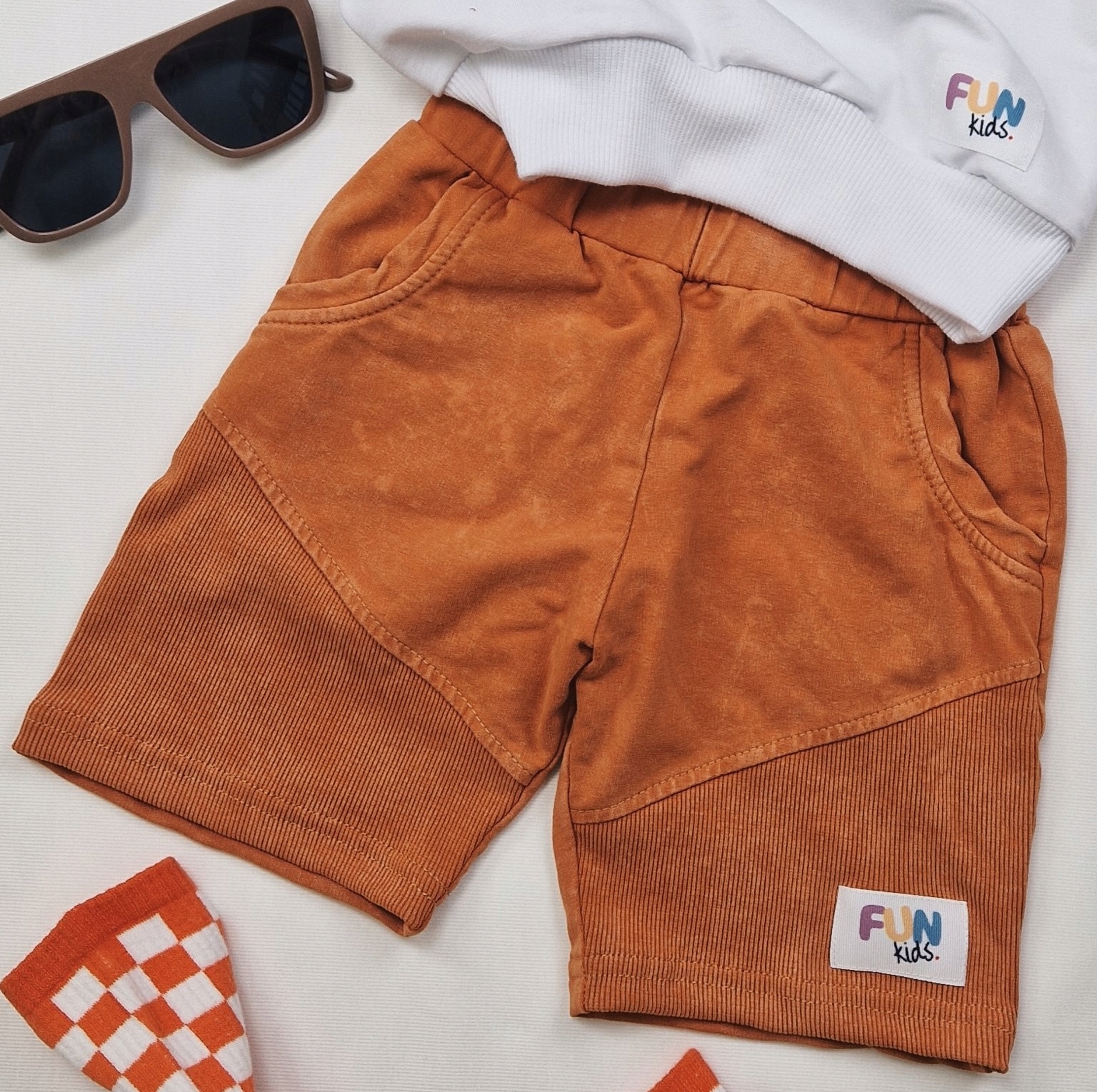 Szorty dekatyzowane FUN KIDS 140/146 pomarańcz Marka Inna marka