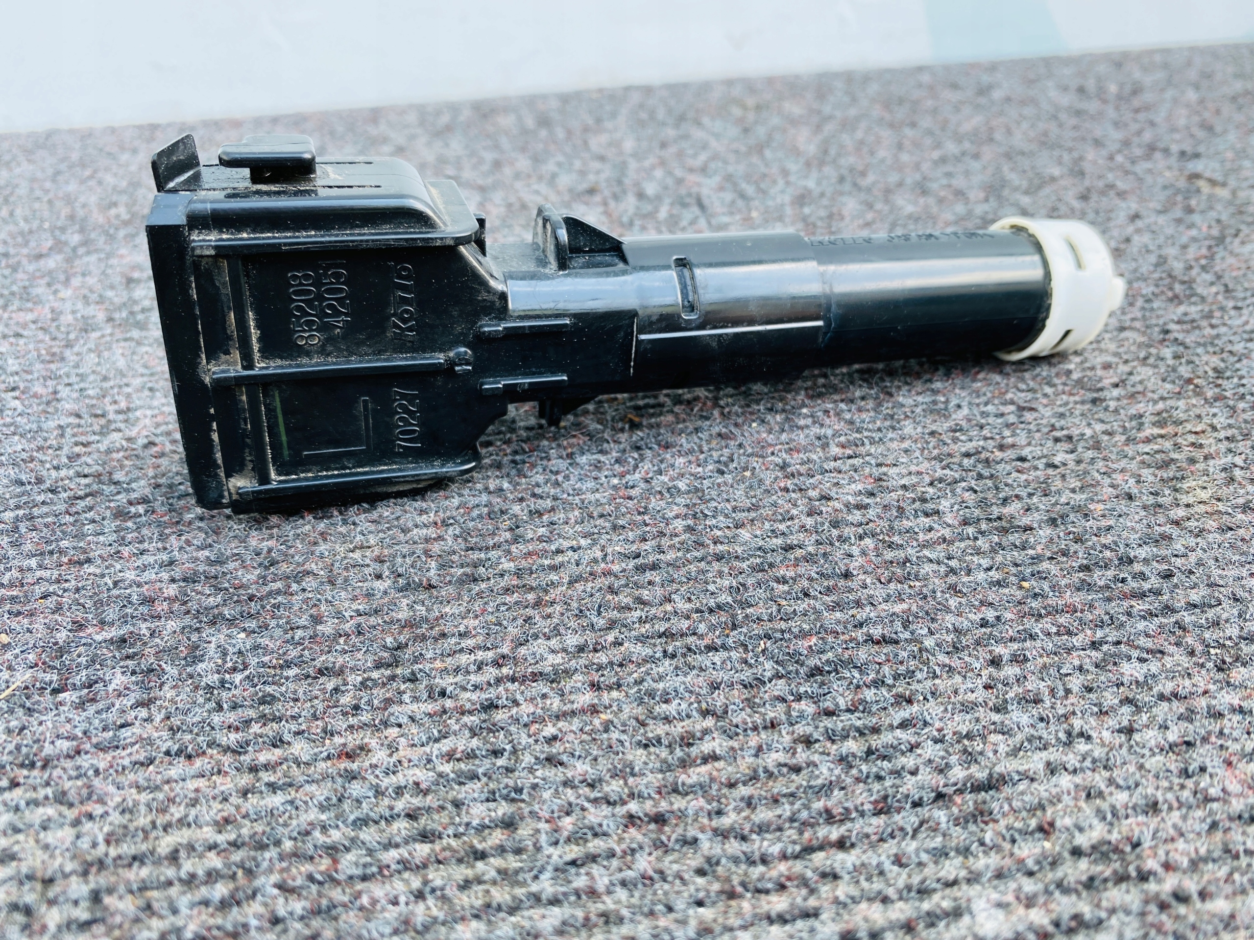 ШАЙБА ФАРЫ ЛЕВАЯ RAV 4 85208-42051